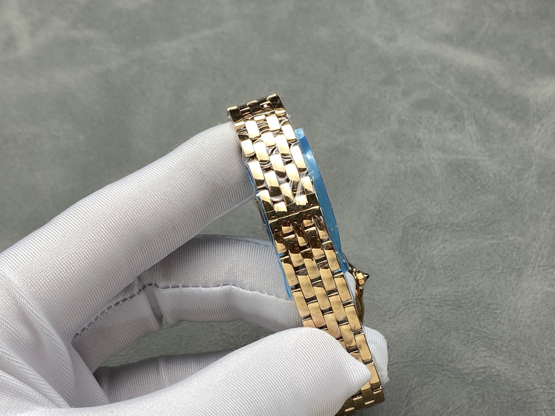AF 卡地亚 猎豹系列腕表 图为22mm
【表壳】小号22*30mm,中号27*37mm
方形表壳线条柔美,精美流线表耳,与表壳一体成型,魅惑动人。是Panthère de Cartier猎豹所传达的美学风格。
【表盘】天然贝母表盘闪耀着灵动的光泽,表盘上分布着银色罗马数字时标,卡地亚标志性剑形蓝钢指针跃动与表盘之上。表冠镶嵌一颗合成蓝色尖晶石,华丽而不羁。
【表带】精钢表带打磨细腻,与表壳柔美的设计语言遥相呼应。柔软服帖于腕间,宛若在肌肤上翩翩起舞。独特的造型彰显成熟优雅、自信动人的女性形象。
AF厂以精湛技艺,原装开模,打造出与正品无异的卡地亚猎豹系列 Panthère de Cartier
