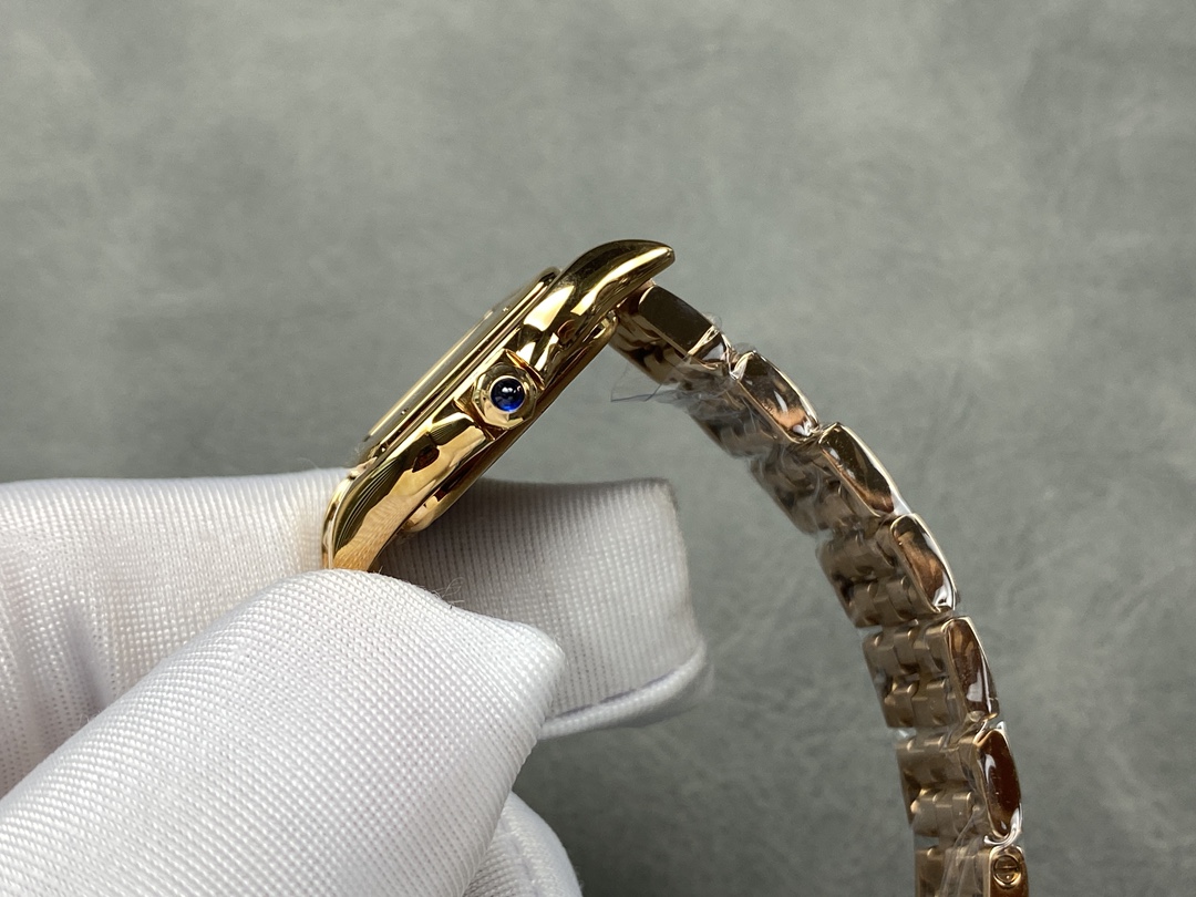 AF 卡地亚 猎豹系列腕表 图为22mm
【表壳】小号22*30mm,中号27*37mm
方形表壳线条柔美,精美流线表耳,与表壳一体成型,魅惑动人。是Panthère de Cartier猎豹所传达的美学风格。
【表盘】天然贝母表盘闪耀着灵动的光泽,表盘上分布着银色罗马数字时标,卡地亚标志性剑形蓝钢指针跃动与表盘之上。表冠镶嵌一颗合成蓝色尖晶石,华丽而不羁。
【表带】精钢表带打磨细腻,与表壳柔美的设计语言遥相呼应。柔软服帖于腕间,宛若在肌肤上翩翩起舞。独特的造型彰显成熟优雅、自信动人的女性形象。
AF厂以精湛技艺,原装开模,打造出与正品无异的卡地亚猎豹系列 Panthère de Cartier