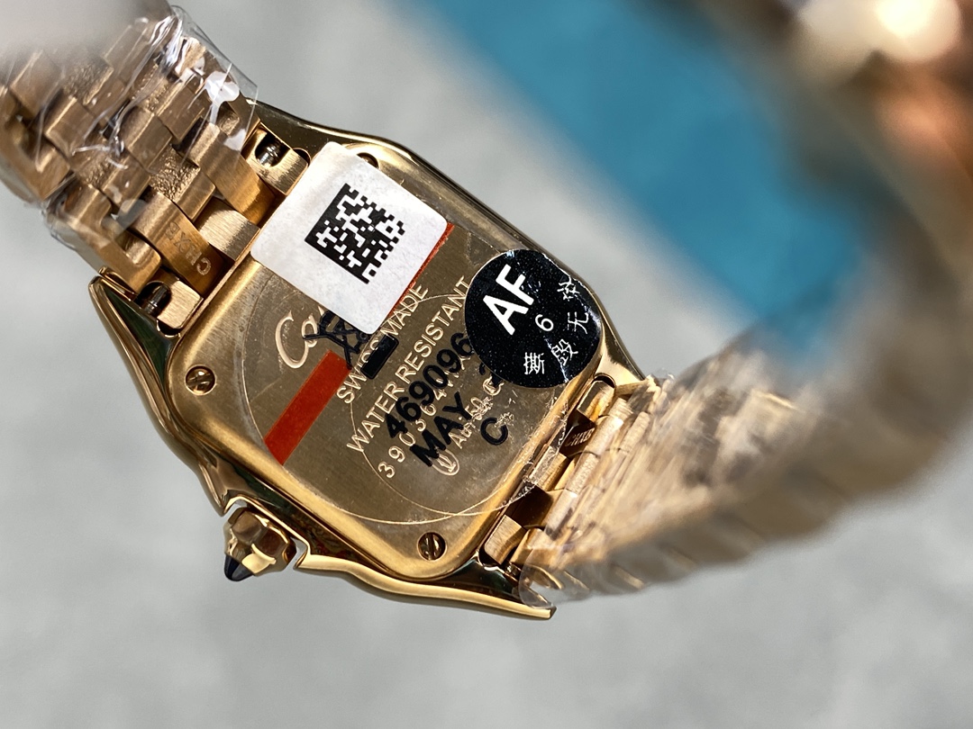 AF 卡地亚 猎豹系列腕表 图为22mm
【表壳】小号22*30mm,中号27*37mm
方形表壳线条柔美,精美流线表耳,与表壳一体成型,魅惑动人。是Panthère de Cartier猎豹所传达的美学风格。
【表盘】天然贝母表盘闪耀着灵动的光泽,表盘上分布着银色罗马数字时标,卡地亚标志性剑形蓝钢指针跃动与表盘之上。表冠镶嵌一颗合成蓝色尖晶石,华丽而不羁。
【表带】精钢表带打磨细腻,与表壳柔美的设计语言遥相呼应。柔软服帖于腕间,宛若在肌肤上翩翩起舞。独特的造型彰显成熟优雅、自信动人的女性形象。
AF厂以精湛技艺,原装开模,打造出与正品无异的卡地亚猎豹系列 Panthère de Cartier