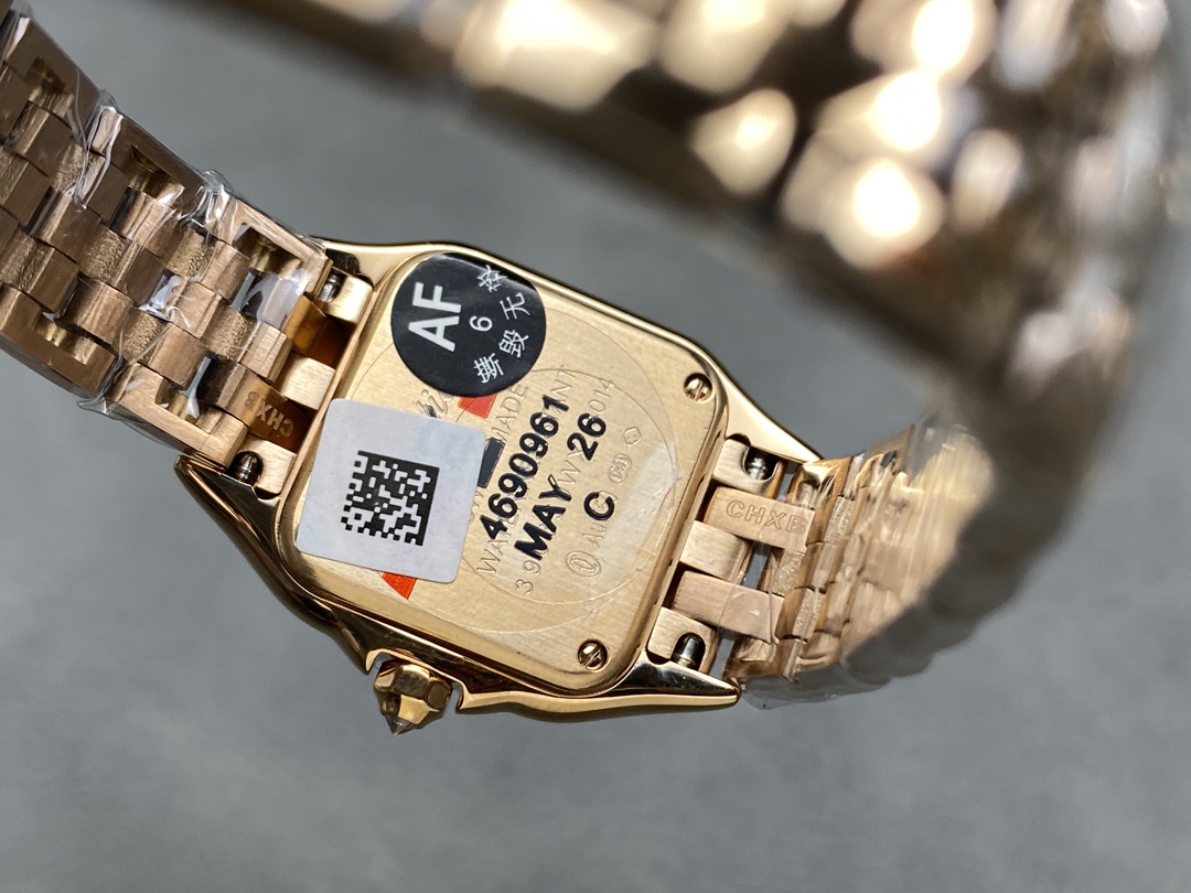 AF 卡地亚 猎豹系列腕表 图为22mm
【表壳】小号22*30mm,中号27*37mm
方形表壳线条柔美,精美流线表耳,与表壳一体成型,魅惑动人。是Panthère de Cartier猎豹所传达的美学风格。
【表盘】天然贝母表盘闪耀着灵动的光泽,表盘上分布着银色罗马数字时标,卡地亚标志性剑形蓝钢指针跃动与表盘之上。表冠镶嵌一颗合成蓝色尖晶石,华丽而不羁。
【表带】精钢表带打磨细腻,与表壳柔美的设计语言遥相呼应。柔软服帖于腕间,宛若在肌肤上翩翩起舞。独特的造型彰显成熟优雅、自信动人的女性形象。
AF厂以精湛技艺,原装开模,打造出与正品无异的卡地亚猎豹系列 Panthère de Cartier