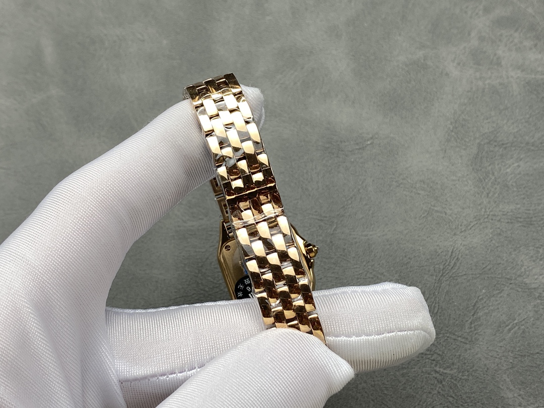AF 卡地亚 猎豹系列腕表 图为22mm
【表壳】小号22*30mm,中号27*37mm
方形表壳线条柔美,精美流线表耳,与表壳一体成型,魅惑动人。是Panthère de Cartier猎豹所传达的美学风格。
【表盘】天然贝母表盘闪耀着灵动的光泽,表盘上分布着银色罗马数字时标,卡地亚标志性剑形蓝钢指针跃动与表盘之上。表冠镶嵌一颗合成蓝色尖晶石,华丽而不羁。
【表带】精钢表带打磨细腻,与表壳柔美的设计语言遥相呼应。柔软服帖于腕间,宛若在肌肤上翩翩起舞。独特的造型彰显成熟优雅、自信动人的女性形象。
AF厂以精湛技艺,原装开模,打造出与正品无异的卡地亚猎豹系列 Panthère de Cartier