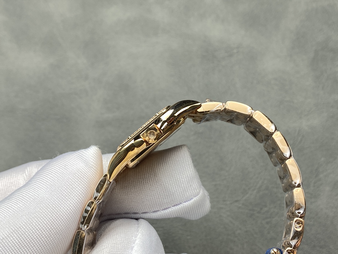AF 卡地亚 猎豹系列腕表 图为22mm
【表壳】小号22*30mm,中号27*37mm
方形表壳线条柔美,精美流线表耳,与表壳一体成型,魅惑动人。是Panthère de Cartier猎豹所传达的美学风格。
【表盘】天然贝母表盘闪耀着灵动的光泽,表盘上分布着银色罗马数字时标,卡地亚标志性剑形蓝钢指针跃动与表盘之上。表冠镶嵌一颗合成蓝色尖晶石,华丽而不羁。
【表带】精钢表带打磨细腻,与表壳柔美的设计语言遥相呼应。柔软服帖于腕间,宛若在肌肤上翩翩起舞。独特的造型彰显成熟优雅、自信动人的女性形象。
AF厂以精湛技艺,原装开模,打造出与正品无异的卡地亚猎豹系列 Panthère de Cartier