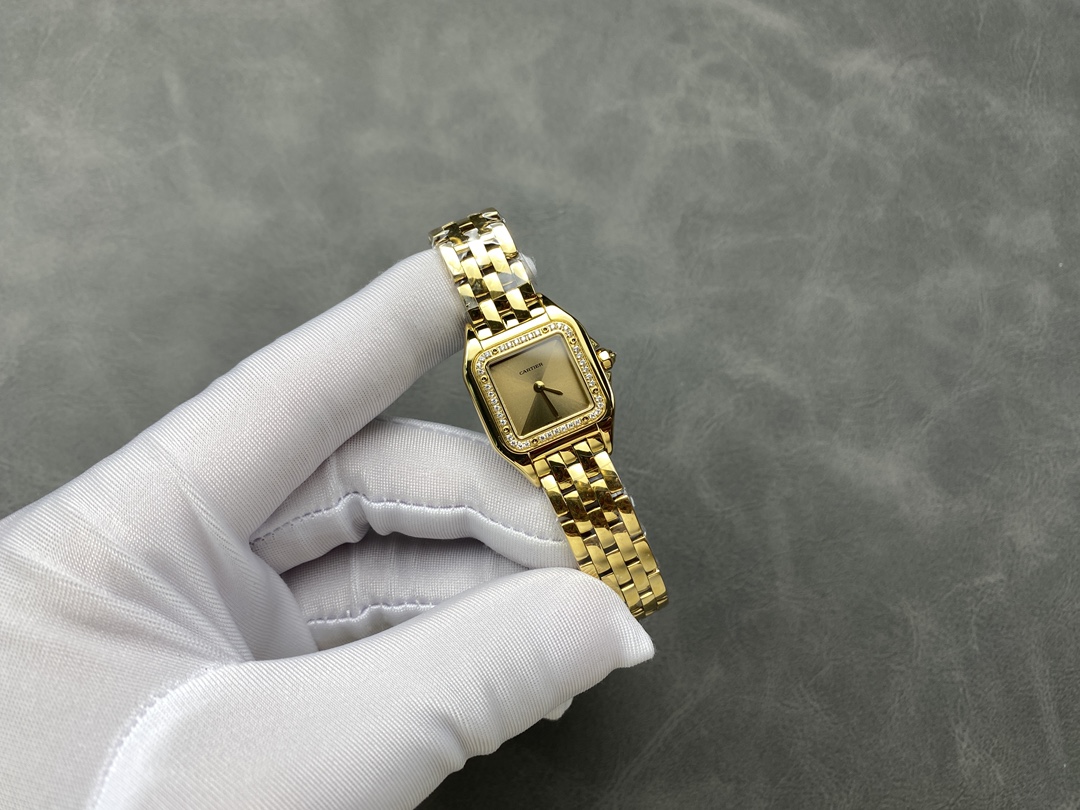 AF 卡地亚 猎豹系列腕表 图为22mm
【表壳】小号22*30mm,中号27*37mm
方形表壳线条柔美,精美流线表耳,与表壳一体成型,魅惑动人。是Panthère de Cartier猎豹所传达的美学风格。
【表盘】天然贝母表盘闪耀着灵动的光泽,表盘上分布着银色罗马数字时标,卡地亚标志性剑形蓝钢指针跃动与表盘之上。表冠镶嵌一颗合成蓝色尖晶石,华丽而不羁。
【表带】精钢表带打磨细腻,与表壳柔美的设计语言遥相呼应。柔软服帖于腕间,宛若在肌肤上翩翩起舞。独特的造型彰显成熟优雅、自信动人的女性形象。
AF厂以精湛技艺,原装开模,打造出与正品无异的卡地亚猎豹系列 Panthère de Cartier