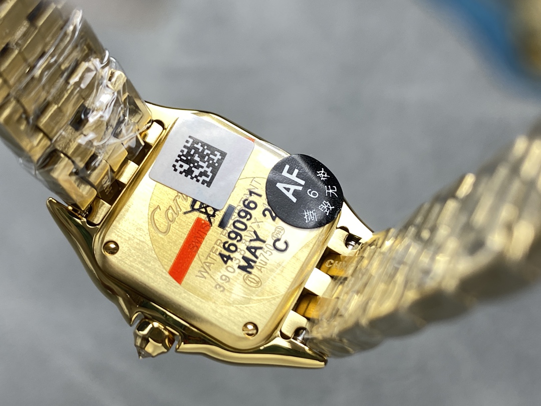 AF 卡地亚 猎豹系列腕表 图为22mm
【表壳】小号22*30mm,中号27*37mm
方形表壳线条柔美,精美流线表耳,与表壳一体成型,魅惑动人。是Panthère de Cartier猎豹所传达的美学风格。
【表盘】天然贝母表盘闪耀着灵动的光泽,表盘上分布着银色罗马数字时标,卡地亚标志性剑形蓝钢指针跃动与表盘之上。表冠镶嵌一颗合成蓝色尖晶石,华丽而不羁。
【表带】精钢表带打磨细腻,与表壳柔美的设计语言遥相呼应。柔软服帖于腕间,宛若在肌肤上翩翩起舞。独特的造型彰显成熟优雅、自信动人的女性形象。
AF厂以精湛技艺,原装开模,打造出与正品无异的卡地亚猎豹系列 Panthère de Cartier