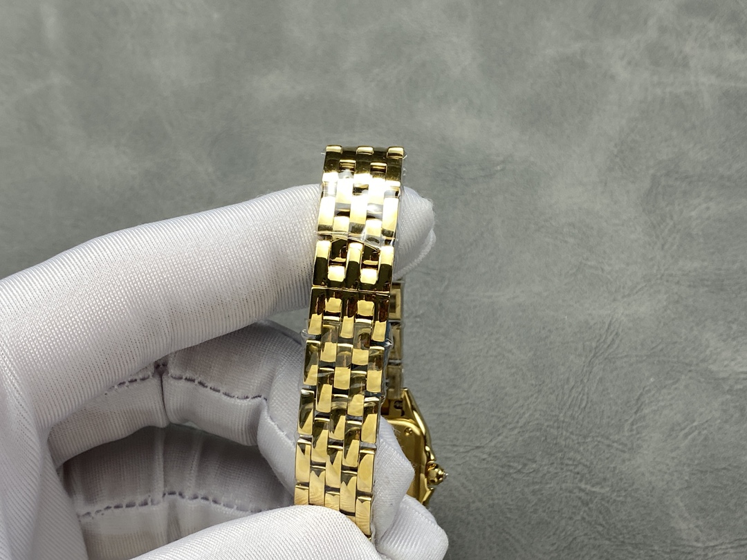 AF 卡地亚 猎豹系列腕表 图为22mm
【表壳】小号22*30mm,中号27*37mm
方形表壳线条柔美,精美流线表耳,与表壳一体成型,魅惑动人。是Panthère de Cartier猎豹所传达的美学风格。
【表盘】天然贝母表盘闪耀着灵动的光泽,表盘上分布着银色罗马数字时标,卡地亚标志性剑形蓝钢指针跃动与表盘之上。表冠镶嵌一颗合成蓝色尖晶石,华丽而不羁。
【表带】精钢表带打磨细腻,与表壳柔美的设计语言遥相呼应。柔软服帖于腕间,宛若在肌肤上翩翩起舞。独特的造型彰显成熟优雅、自信动人的女性形象。
AF厂以精湛技艺,原装开模,打造出与正品无异的卡地亚猎豹系列 Panthère de Cartier