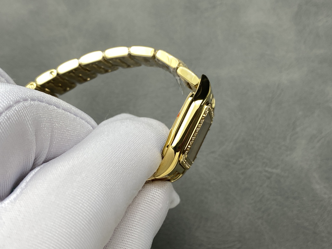 AF 卡地亚 猎豹系列腕表 图为22mm
【表壳】小号22*30mm,中号27*37mm
方形表壳线条柔美,精美流线表耳,与表壳一体成型,魅惑动人。是Panthère de Cartier猎豹所传达的美学风格。
【表盘】天然贝母表盘闪耀着灵动的光泽,表盘上分布着银色罗马数字时标,卡地亚标志性剑形蓝钢指针跃动与表盘之上。表冠镶嵌一颗合成蓝色尖晶石,华丽而不羁。
【表带】精钢表带打磨细腻,与表壳柔美的设计语言遥相呼应。柔软服帖于腕间,宛若在肌肤上翩翩起舞。独特的造型彰显成熟优雅、自信动人的女性形象。
AF厂以精湛技艺,原装开模,打造出与正品无异的卡地亚猎豹系列 Panthère de Cartier