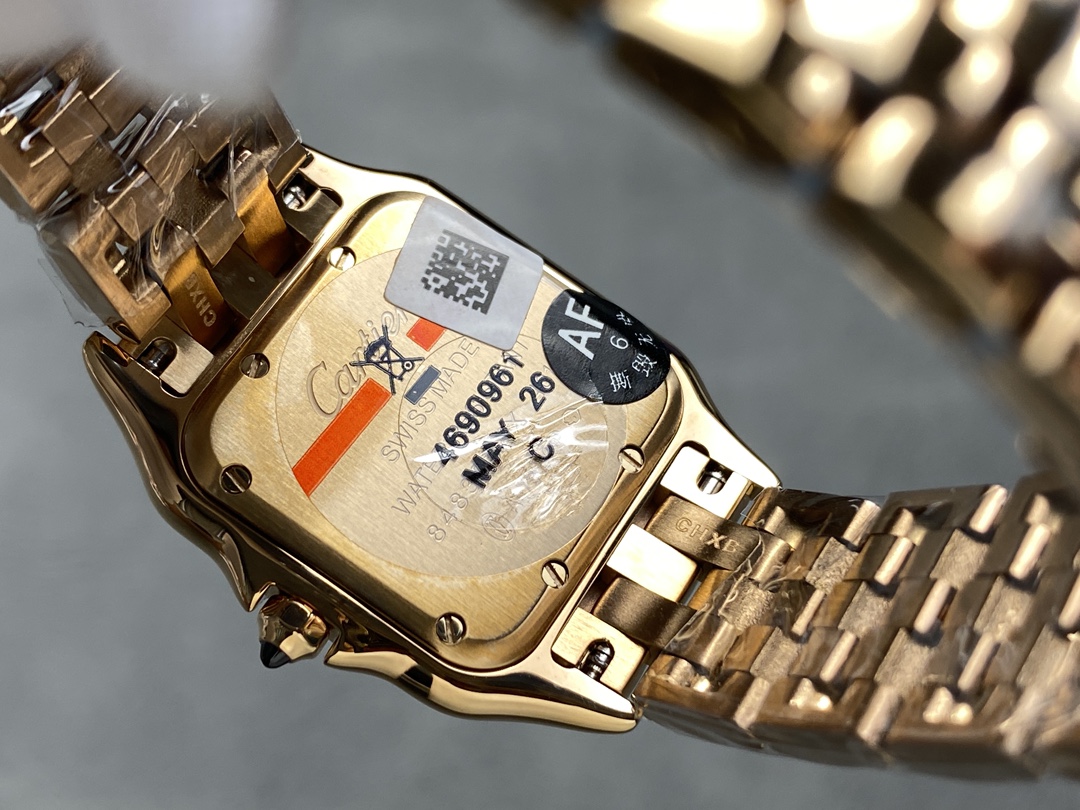 AF 卡地亚 猎豹系列腕表 图为27mm
【表壳】小号22*30mm,中号27*37mm
方形表壳线条柔美,精美流线表耳,与表壳一体成型,魅惑动人。是Panthère de Cartier猎豹所传达的美学风格。
【表盘】天然贝母表盘闪耀着灵动的光泽,表盘上分布着银色罗马数字时标,卡地亚标志性剑形蓝钢指针跃动与表盘之上。表冠镶嵌一颗合成蓝色尖晶石,华丽而不羁。
【表带】精钢表带打磨细腻,与表壳柔美的设计语言遥相呼应。柔软服帖于腕间,宛若在肌肤上翩翩起舞。独特的造型彰显成熟优雅、自信动人的女性形象。
AF厂以精湛技艺,原装开模,打造出与正品无异的卡地亚猎豹系列 Panthère de Cartier