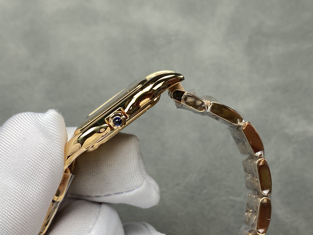 AF 卡地亚 猎豹系列腕表 图为27mm
【表壳】小号22*30mm,中号27*37mm
方形表壳线条柔美,精美流线表耳,与表壳一体成型,魅惑动人。是Panthère de Cartier猎豹所传达的美学风格。
【表盘】天然贝母表盘闪耀着灵动的光泽,表盘上分布着银色罗马数字时标,卡地亚标志性剑形蓝钢指针跃动与表盘之上。表冠镶嵌一颗合成蓝色尖晶石,华丽而不羁。
【表带】精钢表带打磨细腻,与表壳柔美的设计语言遥相呼应。柔软服帖于腕间,宛若在肌肤上翩翩起舞。独特的造型彰显成熟优雅、自信动人的女性形象。
AF厂以精湛技艺,原装开模,打造出与正品无异的卡地亚猎豹系列 Panthère de Cartier