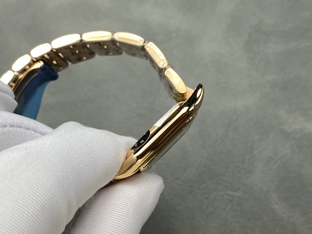 AF 卡地亚 猎豹系列腕表 图为27mm
【表壳】小号22*30mm,中号27*37mm
方形表壳线条柔美,精美流线表耳,与表壳一体成型,魅惑动人。是Panthère de Cartier猎豹所传达的美学风格。
【表盘】天然贝母表盘闪耀着灵动的光泽,表盘上分布着银色罗马数字时标,卡地亚标志性剑形蓝钢指针跃动与表盘之上。表冠镶嵌一颗合成蓝色尖晶石,华丽而不羁。
【表带】精钢表带打磨细腻,与表壳柔美的设计语言遥相呼应。柔软服帖于腕间,宛若在肌肤上翩翩起舞。独特的造型彰显成熟优雅、自信动人的女性形象。
AF厂以精湛技艺,原装开模,打造出与正品无异的卡地亚猎豹系列 Panthère de Cartier