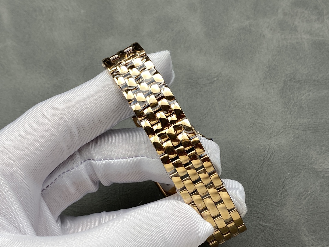 AF 卡地亚 猎豹系列腕表 图为27mm
【表壳】小号22*30mm,中号27*37mm
方形表壳线条柔美,精美流线表耳,与表壳一体成型,魅惑动人。是Panthère de Cartier猎豹所传达的美学风格。
【表盘】天然贝母表盘闪耀着灵动的光泽,表盘上分布着银色罗马数字时标,卡地亚标志性剑形蓝钢指针跃动与表盘之上。表冠镶嵌一颗合成蓝色尖晶石,华丽而不羁。
【表带】精钢表带打磨细腻,与表壳柔美的设计语言遥相呼应。柔软服帖于腕间,宛若在肌肤上翩翩起舞。独特的造型彰显成熟优雅、自信动人的女性形象。
AF厂以精湛技艺,原装开模,打造出与正品无异的卡地亚猎豹系列 Panthère de Cartier