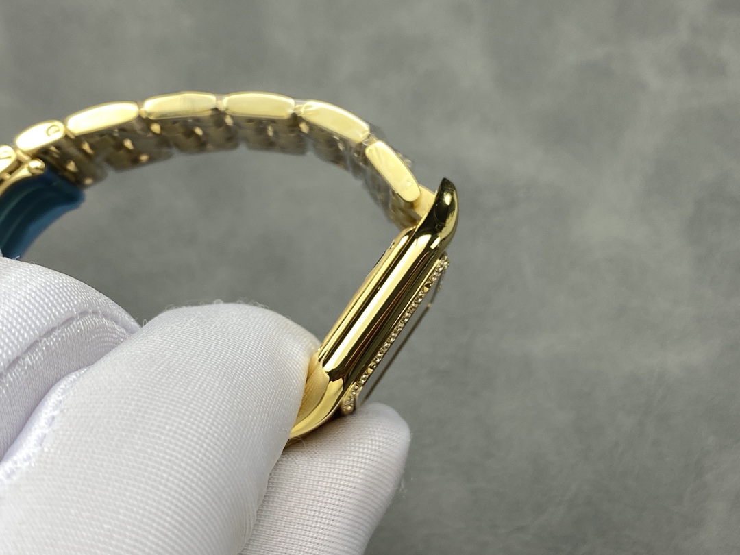 AF 卡地亚 猎豹系列腕表 图为27mm
【表壳】小号22*30mm,中号27*37mm
方形表壳线条柔美,精美流线表耳,与表壳一体成型,魅惑动人。是Panthère de Cartier猎豹所传达的美学风格。
【表盘】天然贝母表盘闪耀着灵动的光泽,表盘上分布着银色罗马数字时标,卡地亚标志性剑形蓝钢指针跃动与表盘之上。表冠镶嵌一颗合成蓝色尖晶石,华丽而不羁。
【表带】精钢表带打磨细腻,与表壳柔美的设计语言遥相呼应。柔软服帖于腕间,宛若在肌肤上翩翩起舞。独特的造型彰显成熟优雅、自信动人的女性形象。
AF厂以精湛技艺,原装开模,打造出与正品无异的卡地亚猎豹系列 Panthère de Cartier