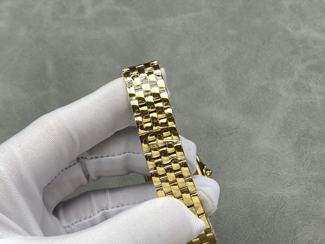 AF 卡地亚 猎豹系列腕表 图为27mm
【表壳】小号22*30mm,中号27*37mm
方形表壳线条柔美,精美流线表耳,与表壳一体成型,魅惑动人。是Panthère de Cartier猎豹所传达的美学风格。
【表盘】天然贝母表盘闪耀着灵动的光泽,表盘上分布着银色罗马数字时标,卡地亚标志性剑形蓝钢指针跃动与表盘之上。表冠镶嵌一颗合成蓝色尖晶石,华丽而不羁。
【表带】精钢表带打磨细腻,与表壳柔美的设计语言遥相呼应。柔软服帖于腕间,宛若在肌肤上翩翩起舞。独特的造型彰显成熟优雅、自信动人的女性形象。
AF厂以精湛技艺,原装开模,打造出与正品无异的卡地亚猎豹系列 Panthère de Cartier