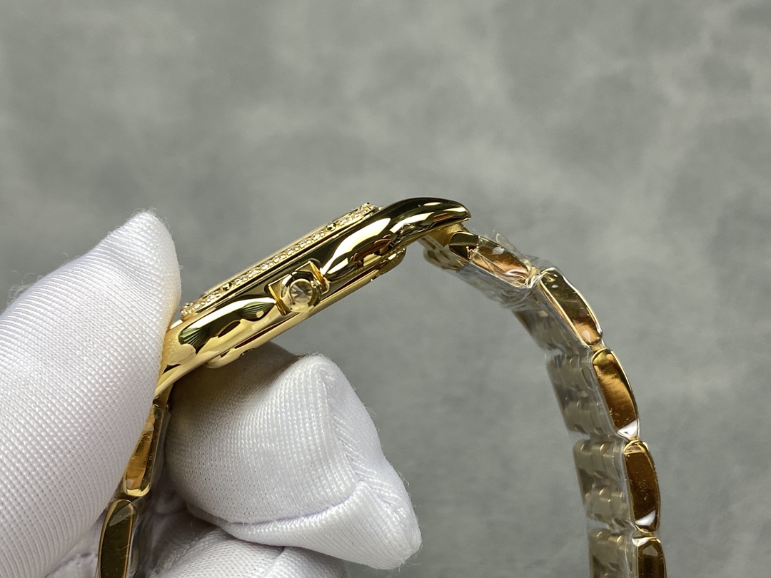 AF 卡地亚 猎豹系列腕表 图为27mm
【表壳】小号22*30mm,中号27*37mm
方形表壳线条柔美,精美流线表耳,与表壳一体成型,魅惑动人。是Panthère de Cartier猎豹所传达的美学风格。
【表盘】天然贝母表盘闪耀着灵动的光泽,表盘上分布着银色罗马数字时标,卡地亚标志性剑形蓝钢指针跃动与表盘之上。表冠镶嵌一颗合成蓝色尖晶石,华丽而不羁。
【表带】精钢表带打磨细腻,与表壳柔美的设计语言遥相呼应。柔软服帖于腕间,宛若在肌肤上翩翩起舞。独特的造型彰显成熟优雅、自信动人的女性形象。
AF厂以精湛技艺,原装开模,打造出与正品无异的卡地亚猎豹系列 Panthère de Cartier