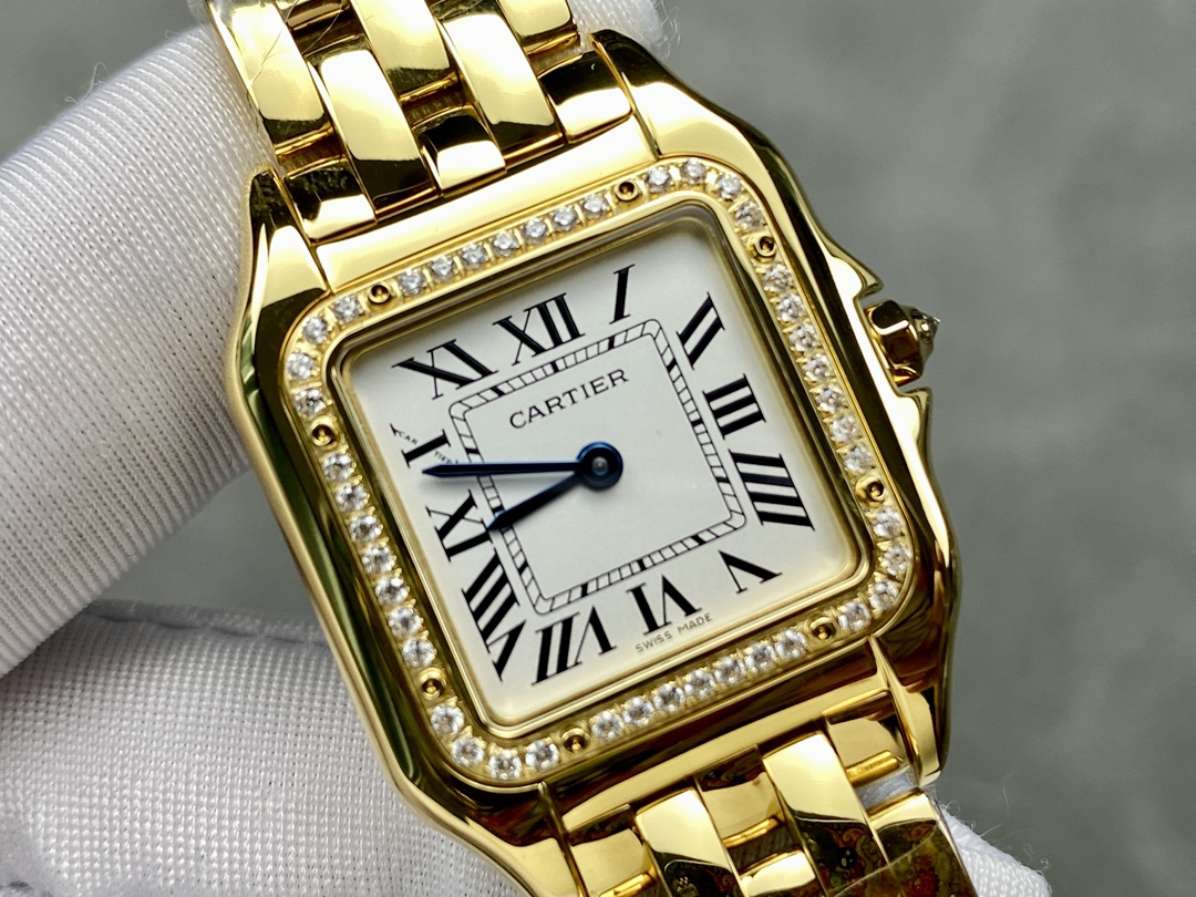 AF 卡地亚 猎豹系列腕表 图为27mm
【表壳】小号22*30mm,中号27*37mm
方形表壳线条柔美,精美流线表耳,与表壳一体成型,魅惑动人。是Panthère de Cartier猎豹所传达的美学风格。
【表盘】天然贝母表盘闪耀着灵动的光泽,表盘上分布着银色罗马数字时标,卡地亚标志性剑形蓝钢指针跃动与表盘之上。表冠镶嵌一颗合成蓝色尖晶石,华丽而不羁。
【表带】精钢表带打磨细腻,与表壳柔美的设计语言遥相呼应。柔软服帖于腕间,宛若在肌肤上翩翩起舞。独特的造型彰显成熟优雅、自信动人的女性形象。
AF厂以精湛技艺,原装开模,打造出与正品无异的卡地亚猎豹系列 Panthère de Cartier