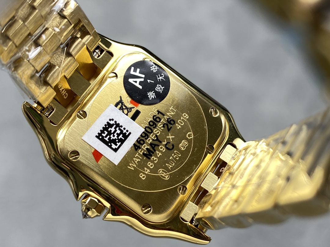AF 卡地亚 猎豹系列腕表 图为27mm
【表壳】小号22*30mm,中号27*37mm
方形表壳线条柔美,精美流线表耳,与表壳一体成型,魅惑动人。是Panthère de Cartier猎豹所传达的美学风格。
【表盘】天然贝母表盘闪耀着灵动的光泽,表盘上分布着银色罗马数字时标,卡地亚标志性剑形蓝钢指针跃动与表盘之上。表冠镶嵌一颗合成蓝色尖晶石,华丽而不羁。
【表带】精钢表带打磨细腻,与表壳柔美的设计语言遥相呼应。柔软服帖于腕间,宛若在肌肤上翩翩起舞。独特的造型彰显成熟优雅、自信动人的女性形象。
AF厂以精湛技艺,原装开模,打造出与正品无异的卡地亚猎豹系列 Panthère de Cartier