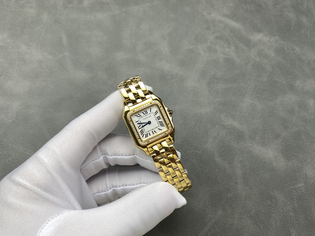 AF 卡地亚 猎豹系列腕表 图为27mm
【表壳】小号22*30mm,中号27*37mm
方形表壳线条柔美,精美流线表耳,与表壳一体成型,魅惑动人。是Panthère de Cartier猎豹所传达的美学风格。
【表盘】天然贝母表盘闪耀着灵动的光泽,表盘上分布着银色罗马数字时标,卡地亚标志性剑形蓝钢指针跃动与表盘之上。表冠镶嵌一颗合成蓝色尖晶石,华丽而不羁。
【表带】精钢表带打磨细腻,与表壳柔美的设计语言遥相呼应。柔软服帖于腕间,宛若在肌肤上翩翩起舞。独特的造型彰显成熟优雅、自信动人的女性形象。
AF厂以精湛技艺,原装开模,打造出与正品无异的卡地亚猎豹系列 Panthère de Cartier