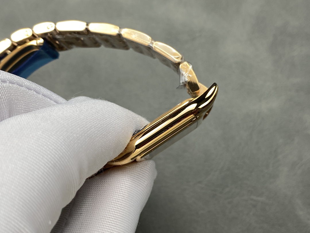 AF 卡地亚 猎豹系列腕表 图为27mm
【表壳】小号22*30mm,中号27*37mm
方形表壳线条柔美,精美流线表耳,与表壳一体成型,魅惑动人。是Panthère de Cartier猎豹所传达的美学风格。
【表盘】天然贝母表盘闪耀着灵动的光泽,表盘上分布着银色罗马数字时标,卡地亚标志性剑形蓝钢指针跃动与表盘之上。表冠镶嵌一颗合成蓝色尖晶石,华丽而不羁。
【表带】精钢表带打磨细腻,与表壳柔美的设计语言遥相呼应。柔软服帖于腕间,宛若在肌肤上翩翩起舞。独特的造型彰显成熟优雅、自信动人的女性形象。
AF厂以精湛技艺,原装开模,打造出与正品无异的卡地亚猎豹系列 Panthère de Cartier