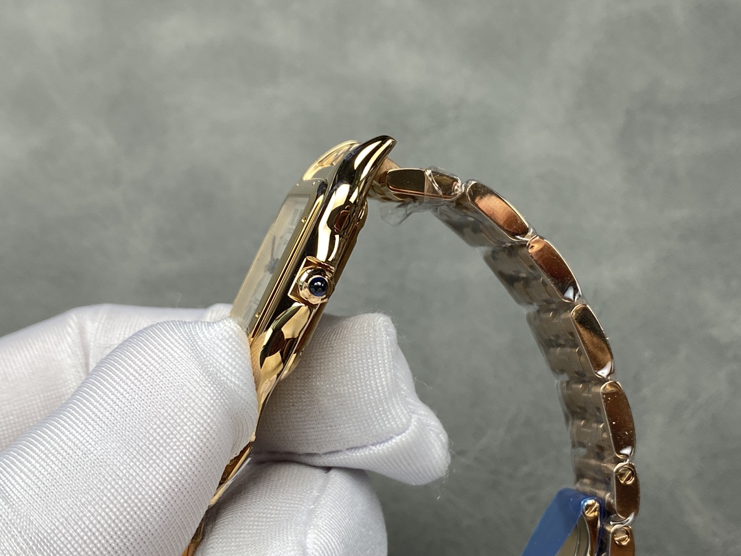 AF 卡地亚 猎豹系列腕表 图为27mm
【表壳】小号22*30mm,中号27*37mm
方形表壳线条柔美,精美流线表耳,与表壳一体成型,魅惑动人。是Panthère de Cartier猎豹所传达的美学风格。
【表盘】天然贝母表盘闪耀着灵动的光泽,表盘上分布着银色罗马数字时标,卡地亚标志性剑形蓝钢指针跃动与表盘之上。表冠镶嵌一颗合成蓝色尖晶石,华丽而不羁。
【表带】精钢表带打磨细腻,与表壳柔美的设计语言遥相呼应。柔软服帖于腕间,宛若在肌肤上翩翩起舞。独特的造型彰显成熟优雅、自信动人的女性形象。
AF厂以精湛技艺,原装开模,打造出与正品无异的卡地亚猎豹系列 Panthère de Cartier
