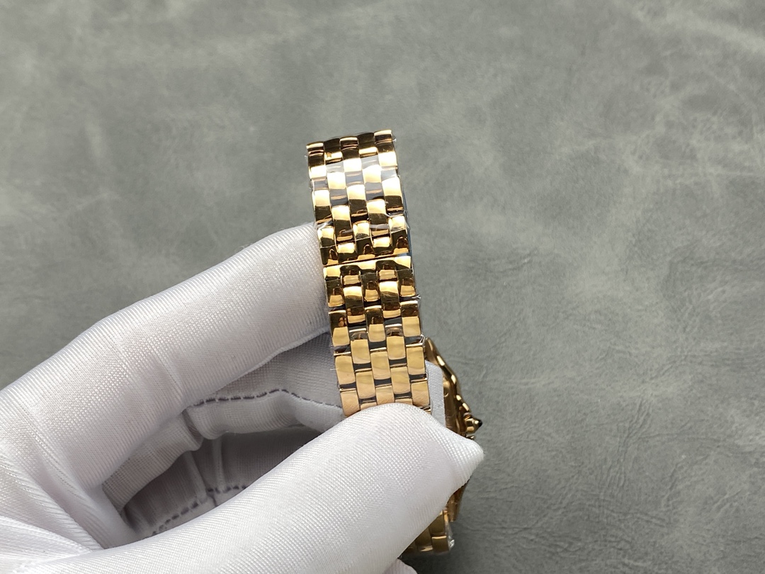 AF 卡地亚 猎豹系列腕表 图为27mm
【表壳】小号22*30mm,中号27*37mm
方形表壳线条柔美,精美流线表耳,与表壳一体成型,魅惑动人。是Panthère de Cartier猎豹所传达的美学风格。
【表盘】天然贝母表盘闪耀着灵动的光泽,表盘上分布着银色罗马数字时标,卡地亚标志性剑形蓝钢指针跃动与表盘之上。表冠镶嵌一颗合成蓝色尖晶石,华丽而不羁。
【表带】精钢表带打磨细腻,与表壳柔美的设计语言遥相呼应。柔软服帖于腕间,宛若在肌肤上翩翩起舞。独特的造型彰显成熟优雅、自信动人的女性形象。
AF厂以精湛技艺,原装开模,打造出与正品无异的卡地亚猎豹系列 Panthère de Cartier