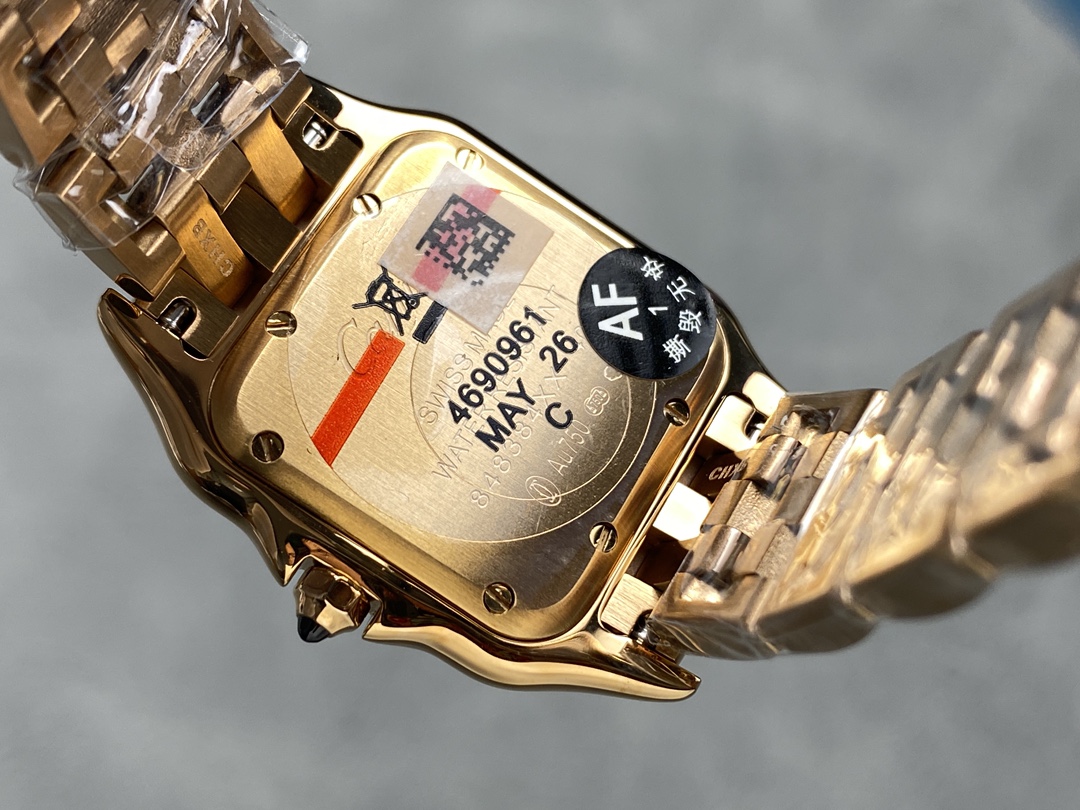 AF 卡地亚 猎豹系列腕表 图为27mm
【表壳】小号22*30mm,中号27*37mm
方形表壳线条柔美,精美流线表耳,与表壳一体成型,魅惑动人。是Panthère de Cartier猎豹所传达的美学风格。
【表盘】天然贝母表盘闪耀着灵动的光泽,表盘上分布着银色罗马数字时标,卡地亚标志性剑形蓝钢指针跃动与表盘之上。表冠镶嵌一颗合成蓝色尖晶石,华丽而不羁。
【表带】精钢表带打磨细腻,与表壳柔美的设计语言遥相呼应。柔软服帖于腕间,宛若在肌肤上翩翩起舞。独特的造型彰显成熟优雅、自信动人的女性形象。
AF厂以精湛技艺,原装开模,打造出与正品无异的卡地亚猎豹系列 Panthère de Cartier