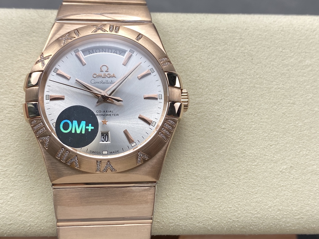 NO:726153,OM+Factory's exclusive new work, the dual-calendar Constellation, stands out in the name of classic. The 38mm coaxial day-date Constellation series men's watch perfectly displays the unique charm of the Constellation series, with extraordinary texture. 1. The timeless and charming design of the case is fully reflected in the classic half-moon section and 'claw' on both sides of the case. 2. The Roman numeral scale engraved on the bezel. 3. The literal sun pattern dial is equipped with a three-dimensional polygonal drum-shaped polished and brushed process to distinguish the scale bars.  4. The three-dimensional multi-faceted polishing and brushing process of the hands give the hands multi-angle beauty. 5. The movement 2834 is changed to the 8602 black windmill balance wheel, and the deck gems are slightly convex and rounded, giving the movement more stable performance. A watch suitable for formal occasions can allow you to easily cope with the workplace, socializing, and show your masculine charm with formal and casual wear!  ,19860909OM+Factory 独家新作 双历星座 以经典之名,彰显非凡.38毫米同轴星期日历型星座系列男土腕表将星座系列的独特魅力完美展示,非凡质感 1表壳隽永迷人的设计充分体现在表壳两个侧面的经典半月形切面以及“托爪” 2表圈镌刻的罗马数字刻度 3字面太阳纹表盘搭配立体多边腰鼓型抛光及拉丝工艺分明刻度条钉 4表针立体多面型抛光及拉丝工艺赋予指针多角度美感 5机芯2834改8602黑色风车摆轮,甲板宝石微凸圆润饱满,赋予机芯更加稳定的性能 一款适合正式场合佩戴的腕表能够让你轻松应对职场,交际,搭配正装休闲尽显男人魅力！,,Watch