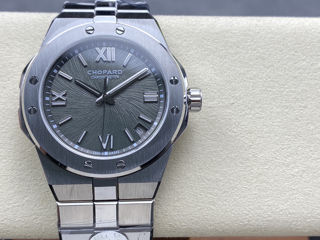 NO:392523,GH—Factory Chopard AlpineEagle Snow Mountain Proud Yi series, original size is the same as 41mmX9.7mm movement modified Chopard 01.01-c bracelet exclusive original open mold gold brick chain link integrated bracelet. Rock pattern dial, rhodium-plated Roman numerals, hour and minute hand hour markers are all covered with Super-LumiNova X1 fluorescent coating to present the contemporary 'eagle'. People with lofty aspirations surpass the masses in daily life. Their vision is enlightening and sublimating emotions. With vision and determination, we can meet future challenges with actions. Loro piana,chopard,chopard19860909GH—Factory 萧邦AlpineEagle雪山傲翼系列 尺寸原装一致41mmX9.7mm 机芯改Chopard 01.01-c 表链独家原版开模金砖型链节一体式表链 岩石纹表盘,镀铑罗马数字,时针及分针时标均覆以Super-LumiNova X1级荧光涂层 致献当代“雄鹰”,志存高远之人在日常生活中超迈群伦,其视野启迪人心、升华情志.凭借远见和决心,以行动迎接未来的挑战,,loro piana,chopard,chopard,Watch