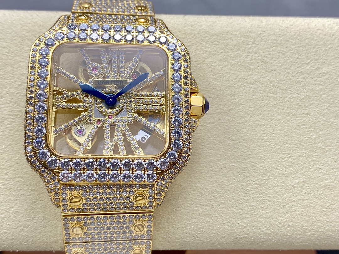 NO:944363,Genuine moissanite diamonds from the new SiC factory are shipped at super low prices. Every diamond in the entire watch of the Cartier Santos Moissanite Diamond SiC factory has passed the CMA test report to ensure that every diamond is a real diamond. Every watch produced by the SiC factory is equipped with a test certificate plus a number. You can place an order with confidence. One watch, one certificate, guaranteed. High cost performance. The SiC factory specializes in inlaying real moissanite diamonds, specializing in a full range of diamond-inlaid styles. It focuses on genuine moissanite and ordinary diamonds.  Focusing on cost-effectiveness, the price is super low, super cheap, and the price is so cheap that you won’t believe it. SiC Factory Heavy Duty, newly upgraded masterpiece full diamond Cartier Santos, D color VVS grade real moissanite  A major launch, the transparent fire is comparable to natural diamonds, the entire watch is densely inlaid, the case and strap are seamlessly inlaid with diamonds, and the natural light explodes with sparkle. Two versions are in stock with real moissanite diamonds/affordable ordinary diamond models, square Roman dial + blue steel hands, classic blue diamond crown, and the upper body is full of noble aura. It is the most luxurious appearance on the wrist when giving gifts and wearing it for yourself. It is available in seconds, SiC new factory upgrade·Full diamond Santos Cartier  D color VVS real moissanite｜High clarity and strong fire. Two versions of real moissanite/ordinary diamonds are available in stock. The watch is fully set with dense diamonds.  The entire watch, from the bezel, dial to the steel band, is paved with diamonds. Classic Roman scales + iconic sapphire crown, replica of the original neat square outline. Genuine moissanite diamonds and ordinary diamonds are available in stock. The first choice for cost-effective luxury diamond watches.,,cartier19860909新厂SiC厂的 真莫桑钻 超低价出货 卡地亚山度士满天星 Moissanite Diamond SiC厂全表每一颗钻石都通过CMA 检测报告 确保每一颗都是真钻石,SiC厂出的每一个表都配有检测证书一张加编号,放心下单购买 一表一证书 有保障 性价比超高 SiC厂专业镶嵌真莫桑钻,专做镶钻全系列款式 专注主打真莫桑钻 普通钻 主打性价比 价格超低 超便宜 价格便宜到你不信. SiC厂重 全新升级力作满钻卡地亚山度士,D色VVS级真莫桑钻 重磅上线,通透火彩媲美天然钻,全表密镶满铺,表壳表带无缝镶钻,自然光炸裂闪度.双版本现货顶配真莫桑钻款/平价普通钻款任选,方正罗马表盘+蓝钢指针,经典蓝钻表冠,上身显贵气场拉满.送礼自戴都是腕间顶奢门面,现货秒发,SiC新厂升级·满钻山度士卡地亚 D色VVS真莫桑｜高净度强火彩 真莫桑钻/普通钻两个版本现货齐全,全表满镶密钻,方盘经典百搭,男女通戴 实物闪度实拍如图,下单即发.腕间璀璨奢享｜SiC升级满钻山度士,甄选D色VVS级真莫桑钻石,高透无杂,折射璀璨彩光 整表从表圈、表盘到钢带通体密镶满钻 经典罗马刻度+标志性蓝宝表冠,复刻原版利落方形轮廓 分真莫桑钻、普通钻两款现货,性价比奢钻腕表首选.,,cartier,Watch