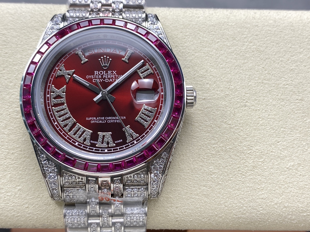 NO:337051,Customized version Rolexmon Diamond Weekly Diary, she is extremely luxurious and perfectly restores the most expensive Rolex Star Wrist Pavé in history!  The watch is full of Swarovski diamonds, showing the exquisite beauty, enhancing the wearer's aristocratic temperament. It is a symbol of ultimate luxury status!  Isn’t it nice to spend less money and enjoy a high-end experience?  [Case] ​​The watch size is 40mm. The bezel, case and bracelet are densely inlaid with the top Swarovski diamonds. Try to restore the authentic luxury and invincible texture. [Watch strap] is made of the latest 904L Oyster Steel, composed of flat links, extremely sturdy, and the whole body of the watch chain is neat and meticulously inlaid with beautiful diamonds, with brilliant effect. [Movement] uses a fully automatic movement with extremely stable performance. It is in line with the wrists of most people, and the fusion of classic and luxurious, so it is shocking and noble, for watch players to appreciate!  ,,swarovski,rolex19860909定制版 劳力士满钻星期日志, 她奢华至极,完美还原史上最昂贵的劳力士满天星腕密镶钻款！全表满镶嵌施华洛世奇钻石尽显精致美感,提升佩戴者的贵族气质.极致奢华身份的象征！花较少的钱,享受高大上的体验,难道不香嘛？【表壳】腕表尺寸40mm.表圈,表壳,表链都密集镶满最顶级的施华洛世奇美钻.尽量还原正品奢华至极的无敌质感.【表带】采用最新904L蚝式钢打造,平整的链节组成,极其坚固,表链全身也整齐缜密的镶满美钻,效果光华四射.【机芯】采用全自动机芯性能极为稳定. 符合大部分人的手腕,经典与奢华的融合, 上手震撼尊贵非凡、供表友玩家鉴赏！,,swarovski,rolex,Watch