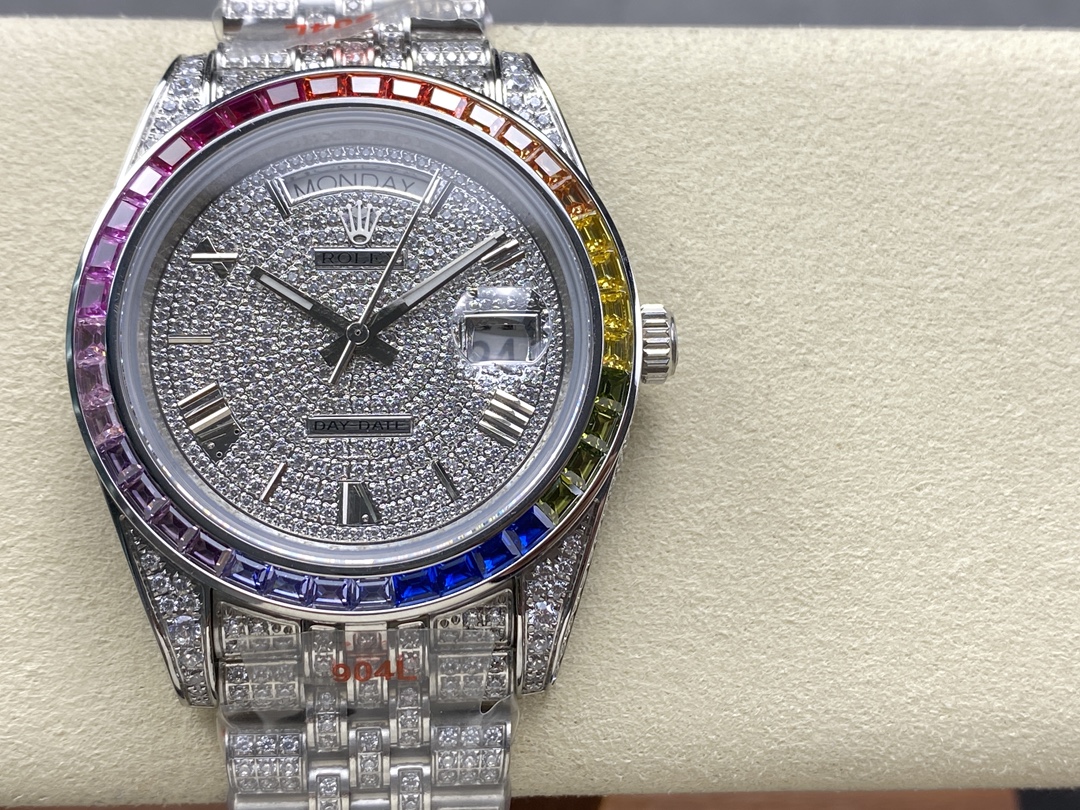 NO:337057,Customized version Rolexmon Diamond Weekly Diary, she is extremely luxurious and perfectly restores the most expensive Rolex Star Wrist Pavé in history!  The watch is full of Swarovski diamonds, showing the exquisite beauty, enhancing the wearer's aristocratic temperament. It is a symbol of ultimate luxury status!  Isn’t it nice to spend less money and enjoy a high-end experience?  [Case] ​​The watch size is 40mm. The bezel, case and bracelet are densely inlaid with the top Swarovski diamonds. Try to restore the authentic luxury and invincible texture. [Watch strap] is made of the latest 904L Oyster Steel, composed of flat links, extremely sturdy, and the whole body of the watch chain is neat and meticulously inlaid with beautiful diamonds, with brilliant effect. [Movement] uses a fully automatic movement with extremely stable performance. It is in line with the wrists of most people, and the fusion of classic and luxurious, so it is shocking and noble, for watch players to appreciate!  ,,swarovski,rolex19860909定制版 劳力士满钻星期日志, 她奢华至极,完美还原史上最昂贵的劳力士满天星腕密镶钻款！全表满镶嵌施华洛世奇钻石尽显精致美感,提升佩戴者的贵族气质.极致奢华身份的象征！花较少的钱,享受高大上的体验,难道不香嘛？【表壳】腕表尺寸40mm.表圈,表壳,表链都密集镶满最顶级的施华洛世奇美钻.尽量还原正品奢华至极的无敌质感.【表带】采用最新904L蚝式钢打造,平整的链节组成,极其坚固,表链全身也整齐缜密的镶满美钻,效果光华四射.【机芯】采用全自动机芯性能极为稳定. 符合大部分人的手腕,经典与奢华的融合, 上手震撼尊贵非凡、供表友玩家鉴赏！,,swarovski,rolex,Watch