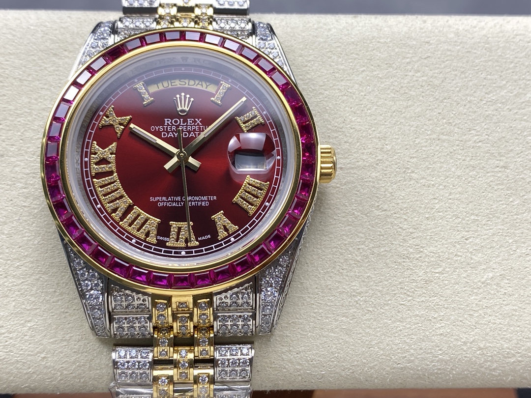 NO:337064,Customized version Rolexmon Diamond Weekly Diary, she is extremely luxurious and perfectly restores the most expensive Rolex Star Wrist Pavé in history!  The watch is full of Swarovski diamonds, showing the exquisite beauty, enhancing the wearer's aristocratic temperament. It is a symbol of ultimate luxury status!  Isn’t it nice to spend less money and enjoy a high-end experience?  [Case] ​​The watch size is 40mm. The bezel, case and bracelet are densely inlaid with the top Swarovski diamonds. Try to restore the authentic luxury and invincible texture. [Watch strap] is made of the latest 904L Oyster Steel, composed of flat links, extremely sturdy, and the whole body of the watch chain is neat and meticulously inlaid with beautiful diamonds, with brilliant effect. [Movement] uses a fully automatic movement with extremely stable performance. It is in line with the wrists of most people, and the fusion of classic and luxurious, so it is shocking and noble, for watch players to appreciate!  ,,swarovski,rolex19860909定制版 劳力士满钻星期日志, 她奢华至极,完美还原史上最昂贵的劳力士满天星腕密镶钻款！全表满镶嵌施华洛世奇钻石尽显精致美感,提升佩戴者的贵族气质.极致奢华身份的象征！花较少的钱,享受高大上的体验,难道不香嘛？【表壳】腕表尺寸40mm.表圈,表壳,表链都密集镶满最顶级的施华洛世奇美钻.尽量还原正品奢华至极的无敌质感.【表带】采用最新904L蚝式钢打造,平整的链节组成,极其坚固,表链全身也整齐缜密的镶满美钻,效果光华四射.【机芯】采用全自动机芯性能极为稳定. 符合大部分人的手腕,经典与奢华的融合, 上手震撼尊贵非凡、供表友玩家鉴赏！,,swarovski,rolex,Watch