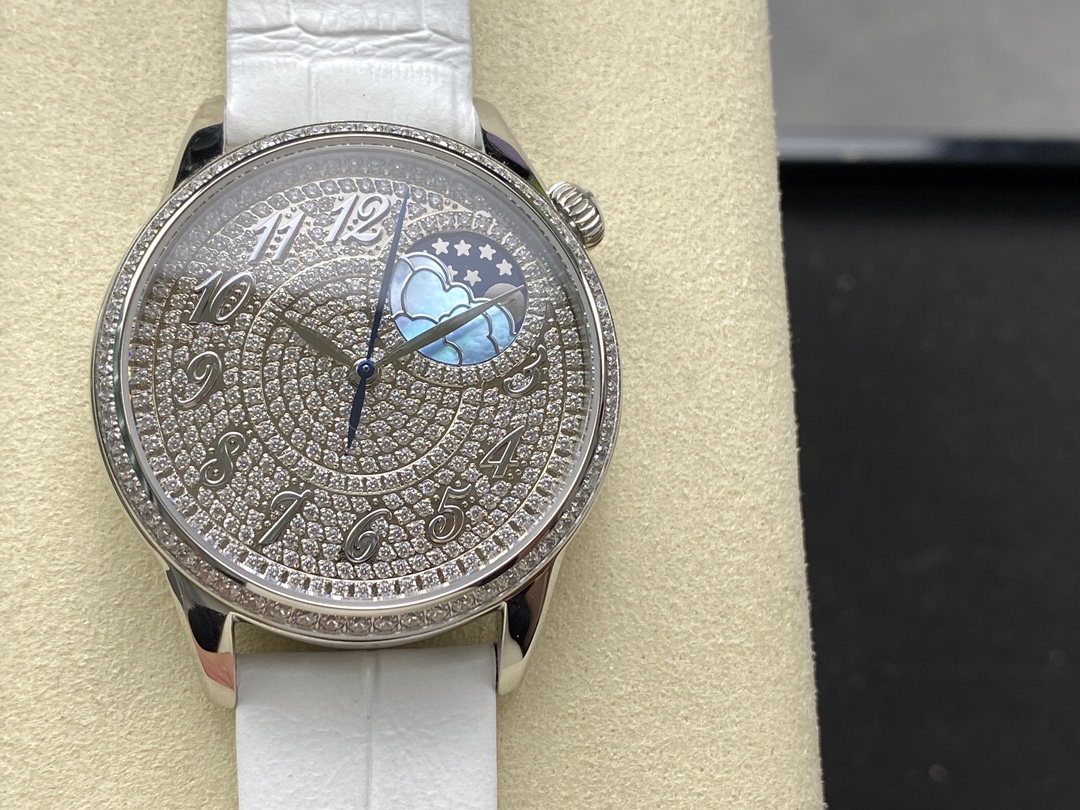 NO:394296,YMS latest revised and upgraded version VC Vacheron Constantin Egérie Goddess Series Added a new work!  The elegant charm of time is precipitated, and the beauty of day and night is flowing. The ultra-thin mechanical women's watch continues the series style!  The new cream dial is decorated with brilliant diamonds and wrinkles after months of debugging and using the traditional 'taestry' process. The surface is fully equipped with 199 Swarovski diamonds. All made by hand, representing the eternal love!  [Love] The crown is decorated with arc-cut moonstone symbolizing calmness and tranquility. The flat and round shape is the official version. The eccentric circular dial with shining diamonds shows the time in a dreamy way. The moon phase model (8005F/000R), exquisite mother-of-pearl bricks are carved into white clouds. The diameter is 37mm, paired with the 1088L automatic movement, perfectly presenting the moon phase function, elegant and luxurious specially designed for female connoisseurs. Vacheron Constantin GRIE Goddess Series, you deserve it. Please refer to the best luxury gift for YMS, vacheron19860909YMS 最新修正升级版 VC 江诗丹顿Egérie 伊灵女神系列 再添新作！沉淀时光雅韵,流转日夜芳华.超薄机械女式腕表延续系列风格！全新乳光表盘以璀璨美钻相饰,褶皱纹饰历经数月调试,运用传统的“织锦(taestry)”工艺制作而成, 表面 全面镶199颗施华洛世钻.全用手工制作而成,代表爱情永恒久久！[爱心] 表冠上饰有象征沉稳与静谧的弧形切割月光石,扁圆形状对版官方,闪耀钻石的偏心式圆形表盘以梦幻般的方式展示时间. 月相款（8005F/000R）,精美的珍珠贝母砖雕琢成朵朵白云. 直径37毫米,搭配1088L自动上链机芯,完美呈现月相功能,典雅奢华专为女性鉴赏家倾心打造.江诗丹顿GRIE伊灵女神系列,你值得拥有 .送礼最佳奢华推荐请认准YMS独家品质,,vacheron,Watch