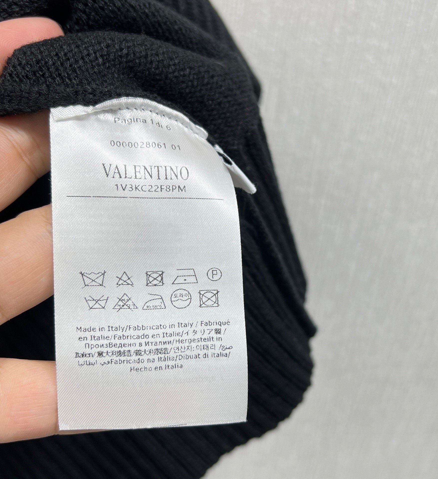 Valentino23AW华伦天奴新款毛衣！拼色的颜色太吸睛了！采用进口16针超细工艺！镶花Logo大小