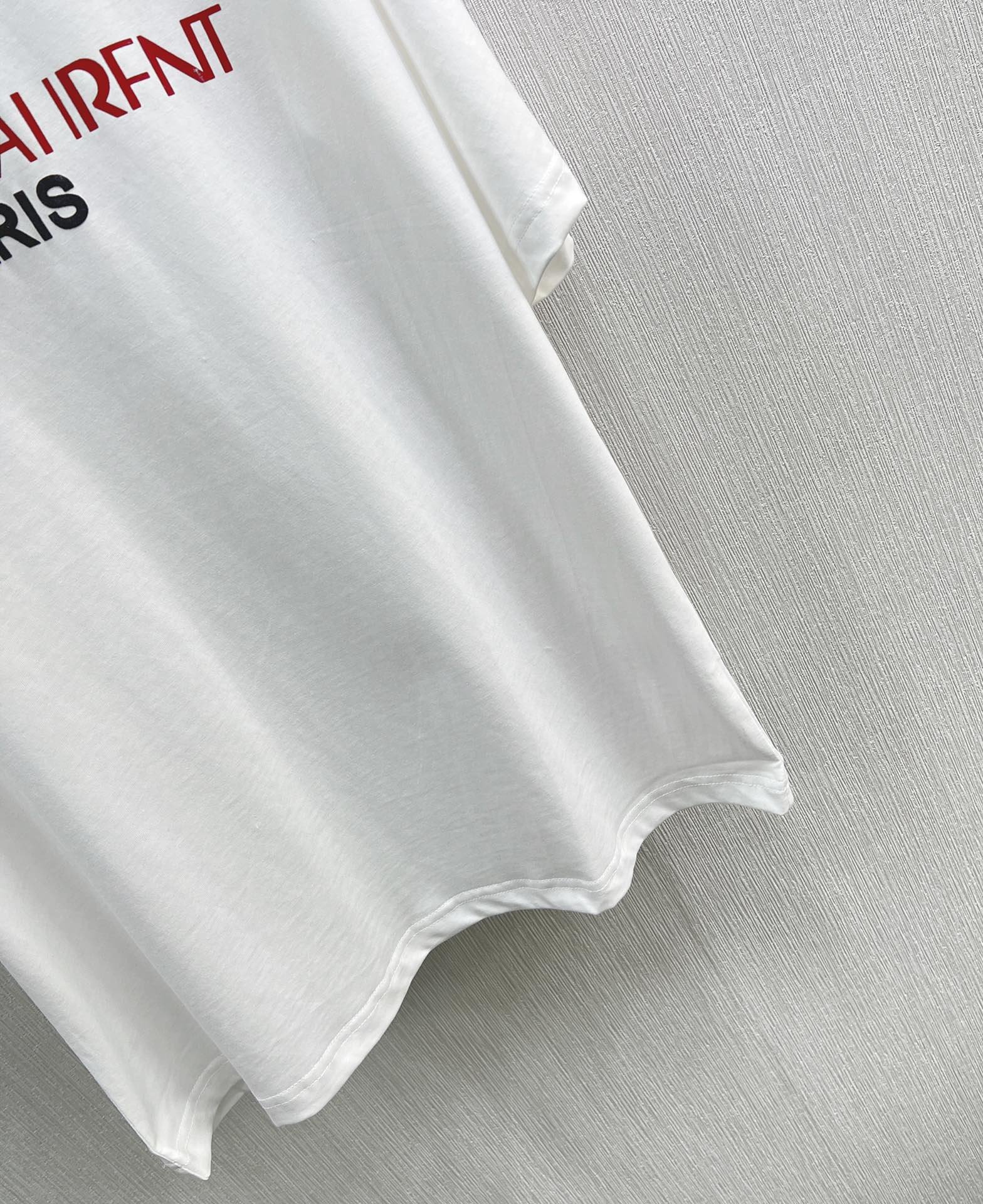 YSL24SS春夏新品字母logo短袖T恤！一整个简约搭配神器简单字母点缀真的巨好穿！配一切外套或丝绒短