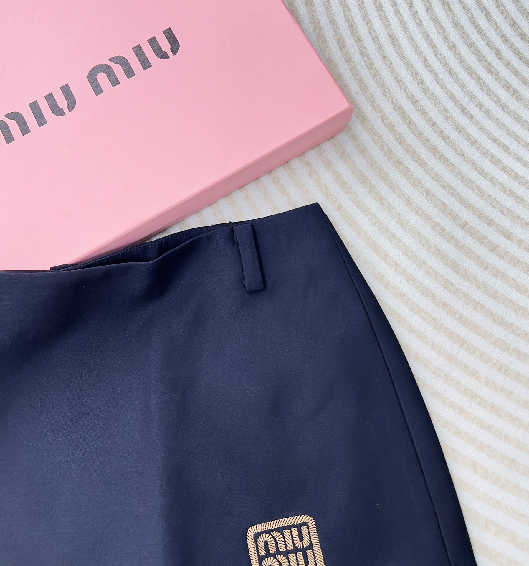 MIUMIU24SS高腰西装半裙小A版半裙超短裙完美腿型修饰简单粗暴百搭面料亲肤光滑内含防走光里衬辨识度