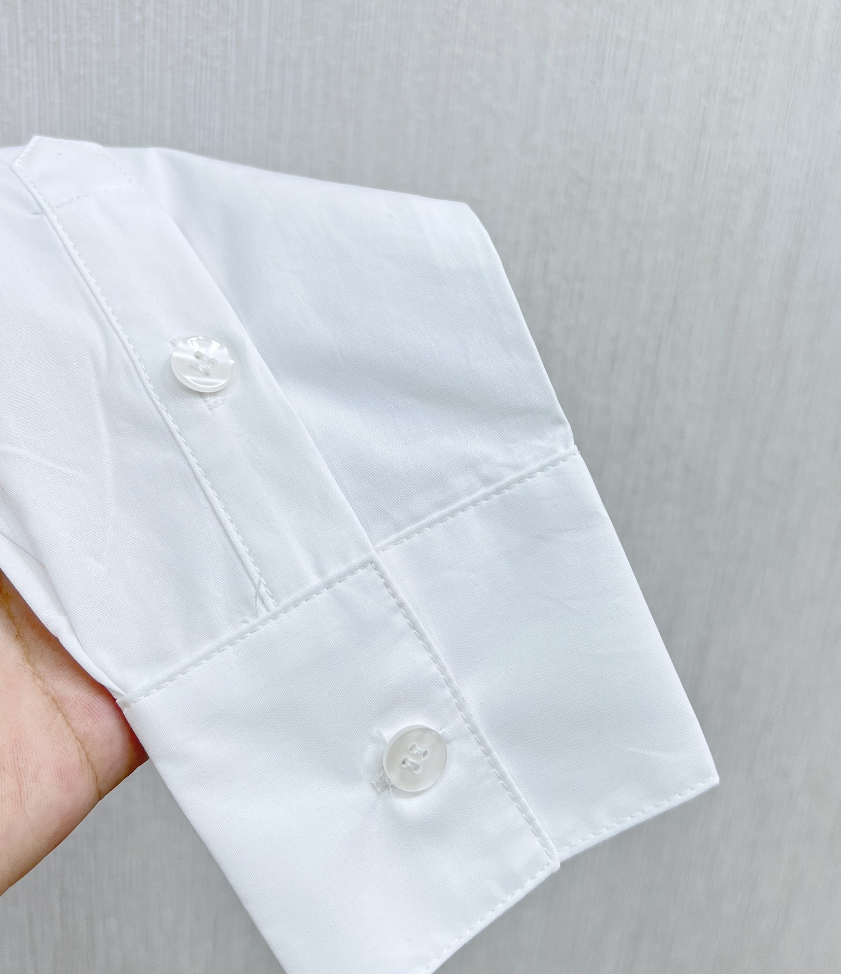 Alexa*derwang24SS新品皮带衬衫时髦精单品自带皮带束腰设计！宽松版型剪裁打造帅气随性的通勤