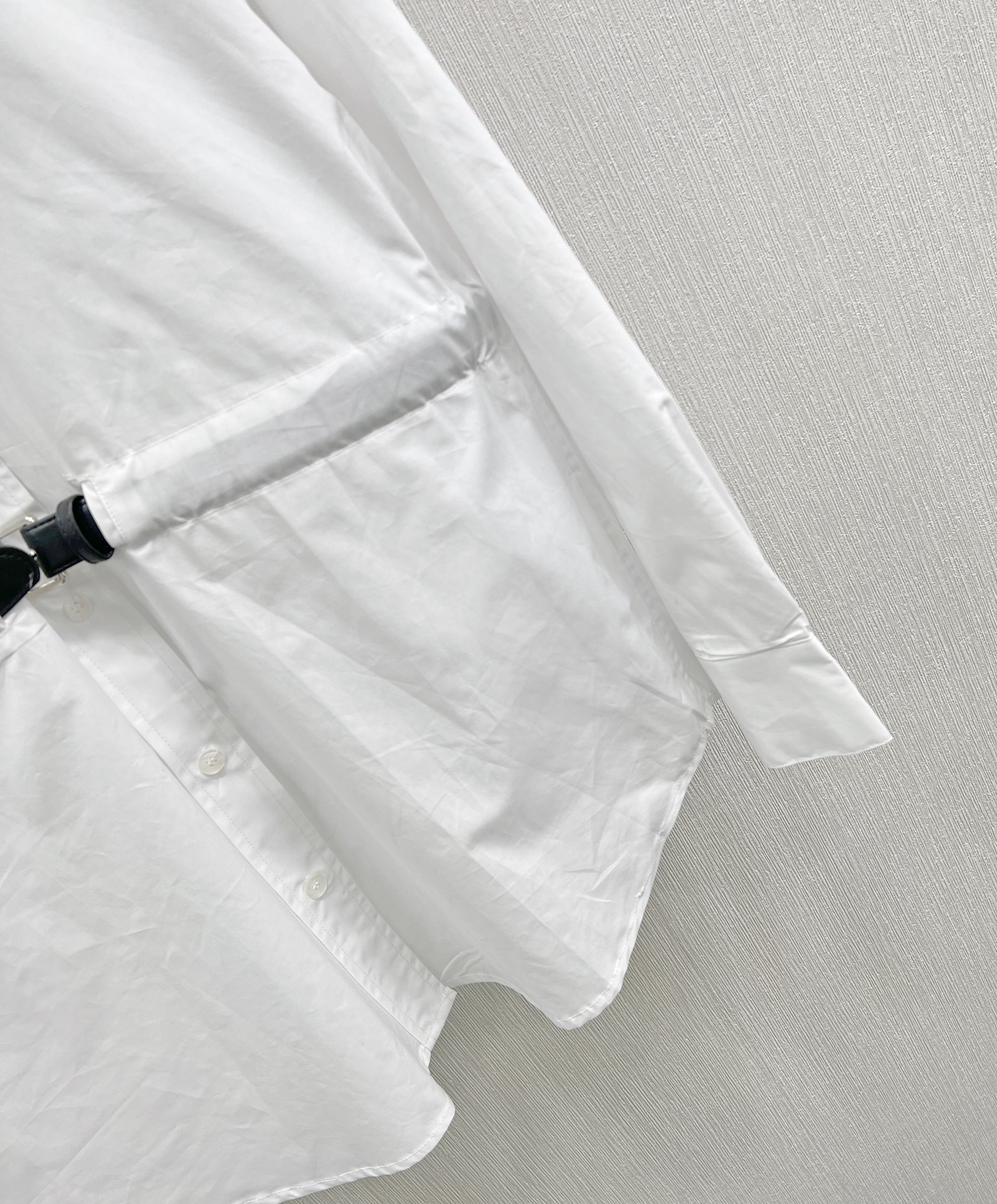Alexa*derwang24SS新品皮带衬衫时髦精单品自带皮带束腰设计！宽松版型剪裁打造帅气随性的通勤