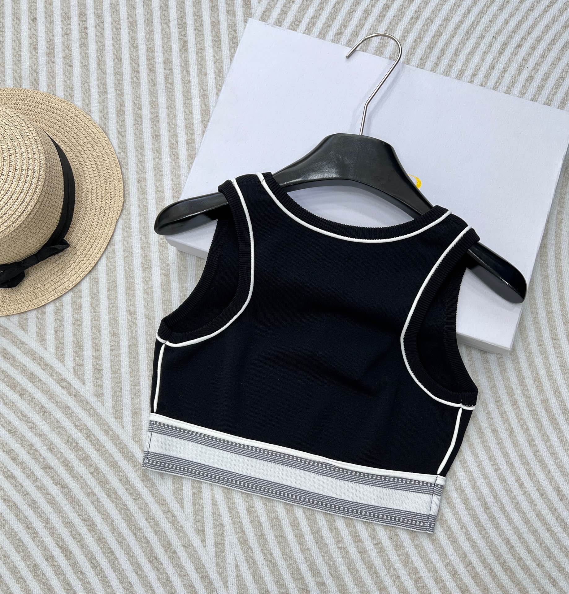 LOEWE经典字母织带运动背心翻单出货夏日衣橱里必不可少的单品就是背心啦!素净衬衫搭配运动背心，这种随意