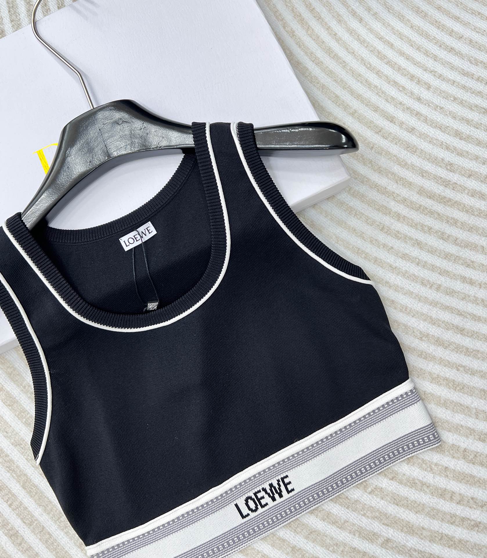 LOEWE经典字母织带运动背心翻单出货夏日衣橱里必不可少的单品就是背心啦!素净衬衫搭配运动背心，这种随意