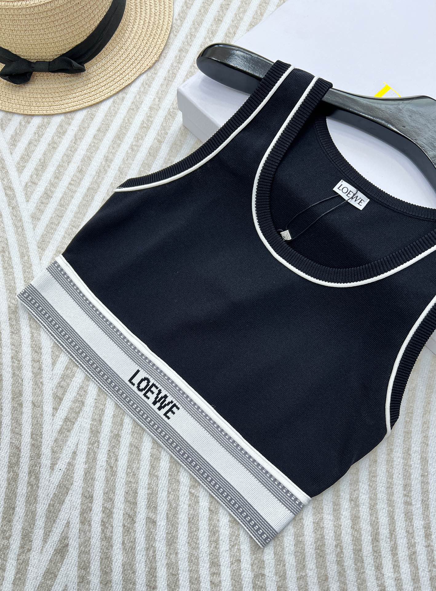 LOEWE经典字母织带运动背心翻单出货夏日衣橱里必不可少的单品就是背心啦!素净衬衫搭配运动背心，这种随意