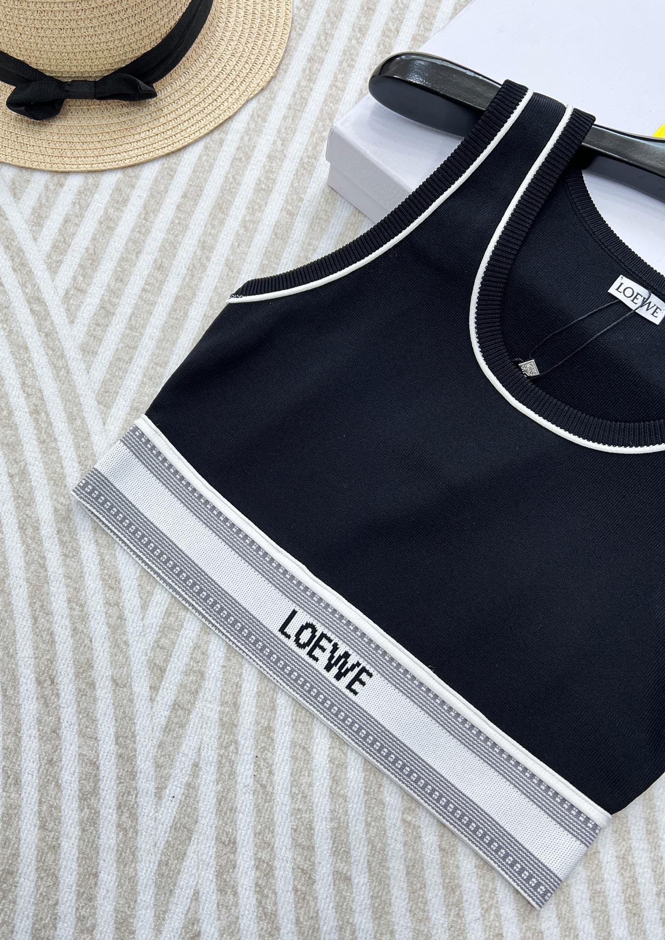 LOEWE经典字母织带运动背心翻单出货夏日衣橱里必不可少的单品就是背心啦!素净衬衫搭配运动背心，这种随意