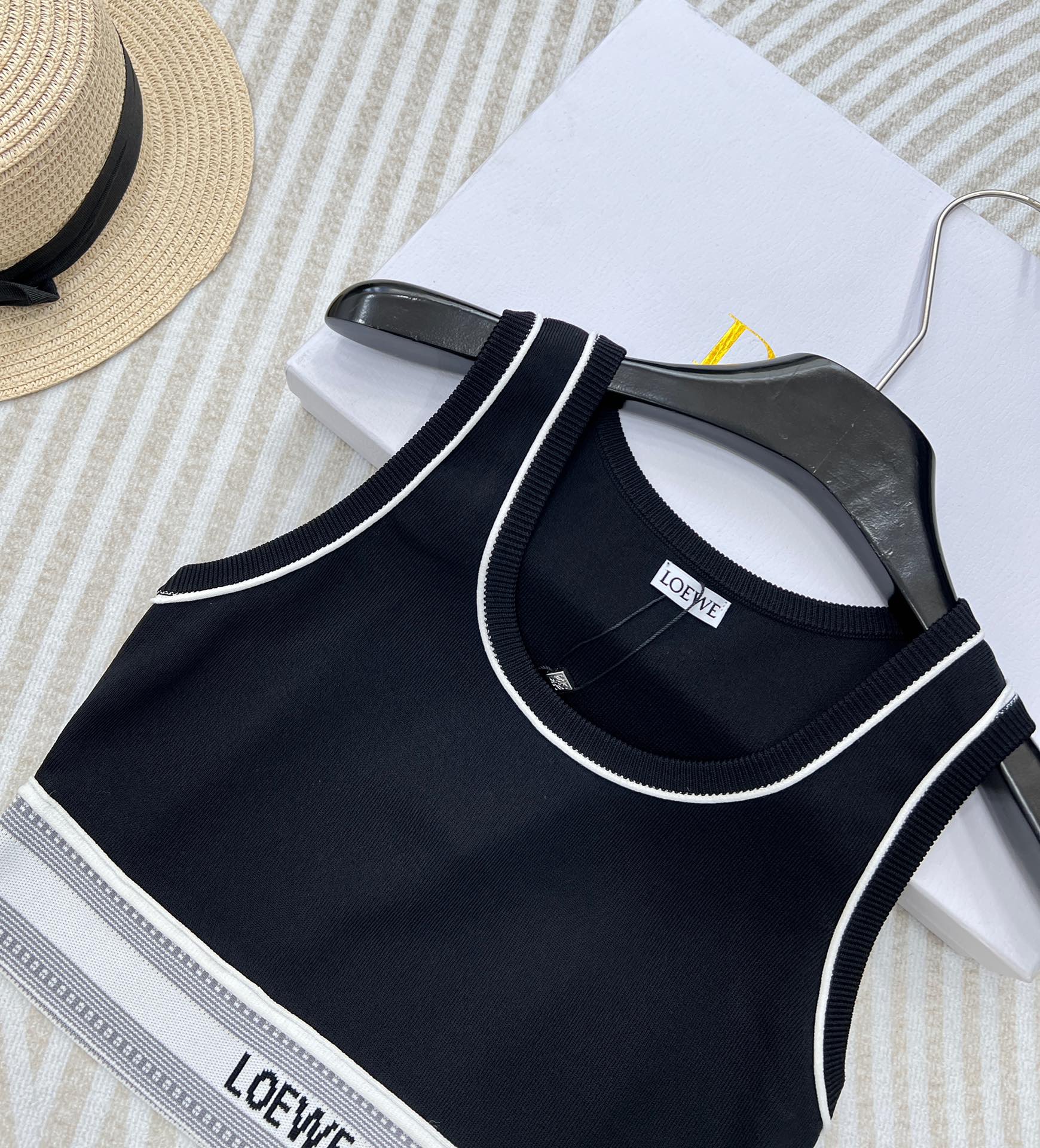 LOEWE经典字母织带运动背心翻单出货夏日衣橱里必不可少的单品就是背心啦!素净衬衫搭配运动背心，这种随意