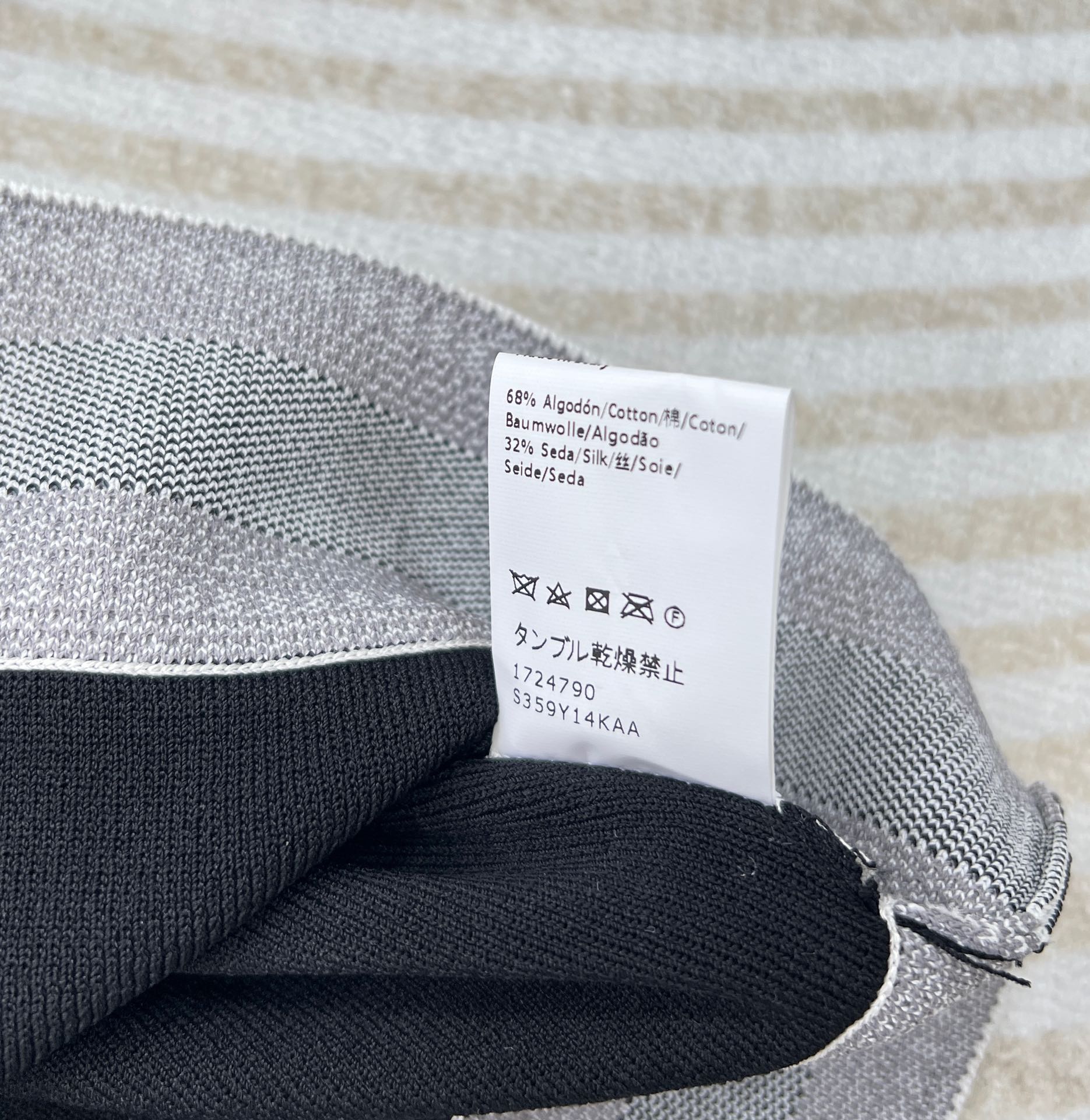 LOEWE经典字母织带运动背心翻单出货夏日衣橱里必不可少的单品就是背心啦!素净衬衫搭配运动背心，这种随意