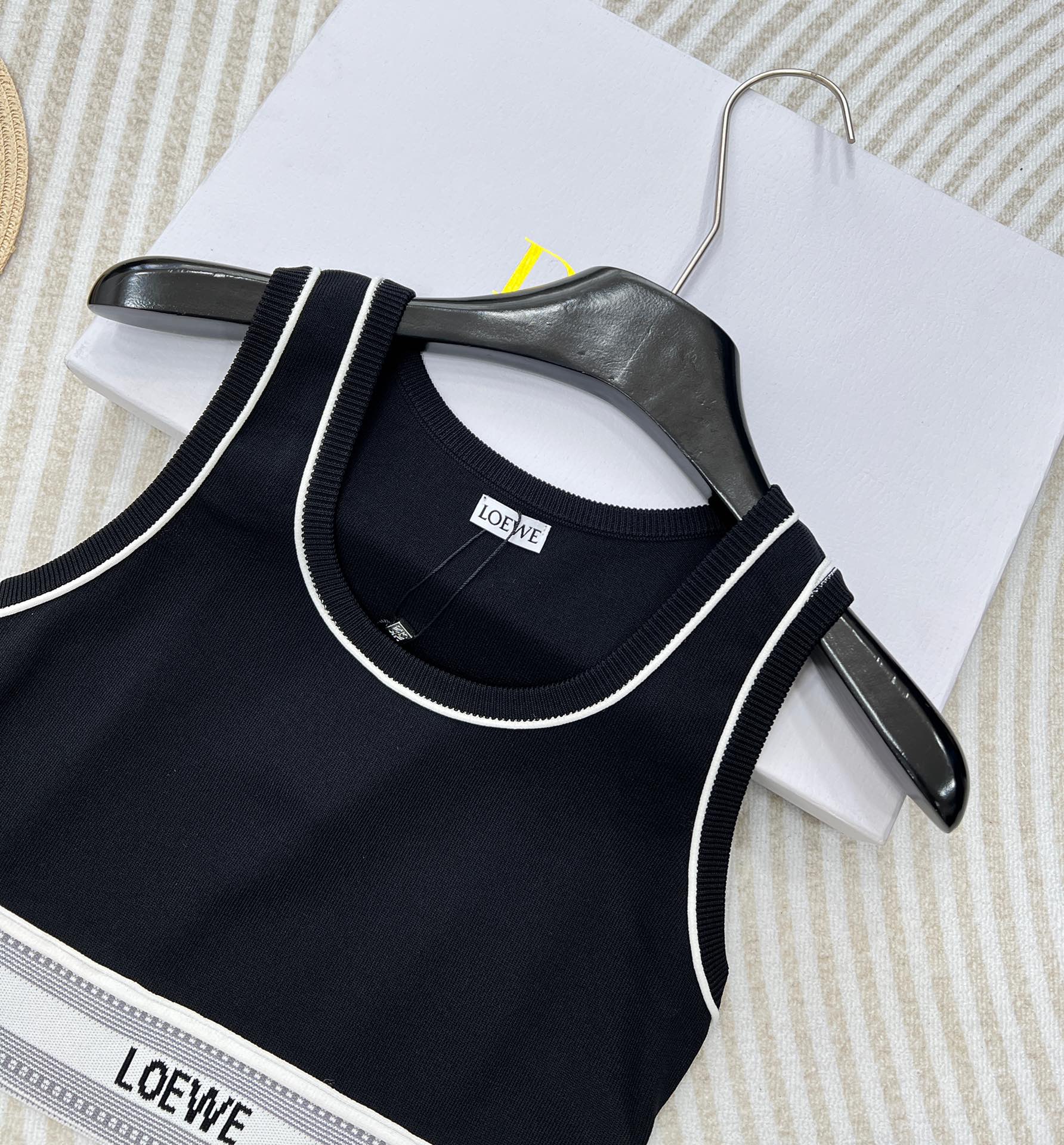 LOEWE经典字母织带运动背心翻单出货夏日衣橱里必不可少的单品就是背心啦!素净衬衫搭配运动背心，这种随意