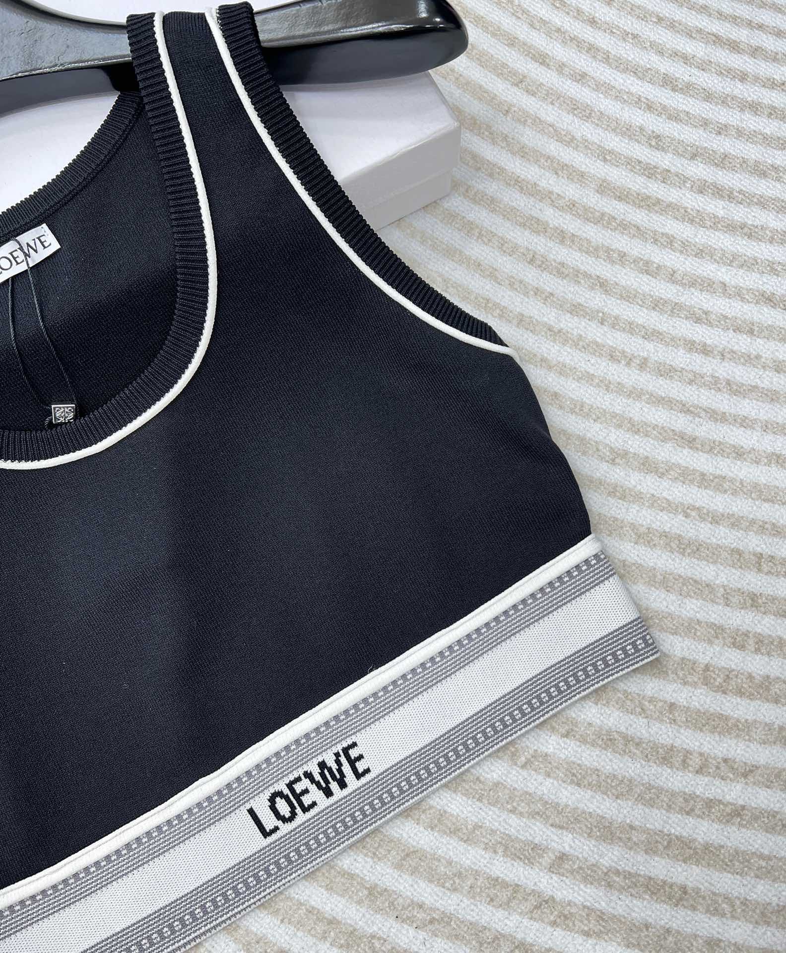 LOEWE经典字母织带运动背心翻单出货夏日衣橱里必不可少的单品就是背心啦!素净衬衫搭配运动背心，这种随意