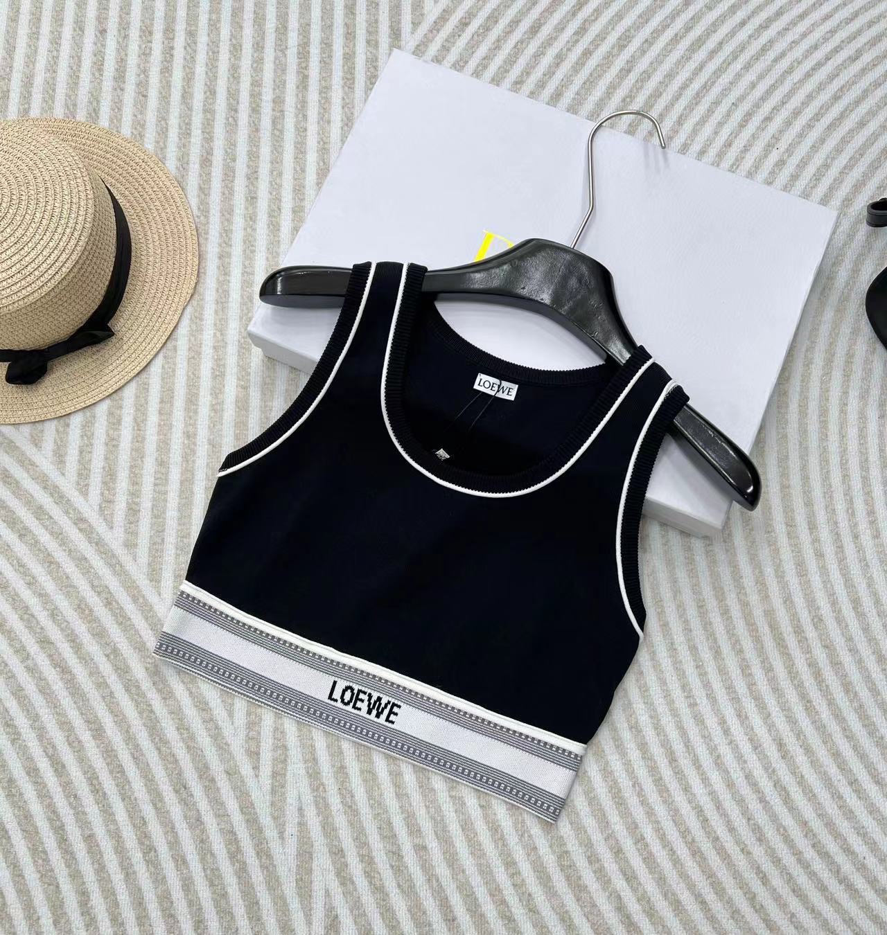 NO:295395,LOEWE classic letter webbing sports vest turn-up and shipment is the essential item in the summer wardrobe! A simple shirt with a sports vest, this casual feel is really cool and it is hard not to love when you go out in summer~ In addition to the classic vest, this short vest is simply an inner artifact, close your eyes! Three-color black and white apricot color large products are available~ Size sml, loewe, loewe, shirts, alexander wang19860909LOEWE经典字母织带运动背心翻单出货夏日衣橱里必不可少的单品就是背心啦!素净衬衫搭配运动背心,这种随意感真是又帅又酷夏天出街很难不爱~罗家除了经典款的背心外,这款短背心简直就是内搭神器,闭眼入!三色黑色白色杏色大货以出～ 尺码sml,,loewe,loewe,shirts,alexander wang,Women's clothing