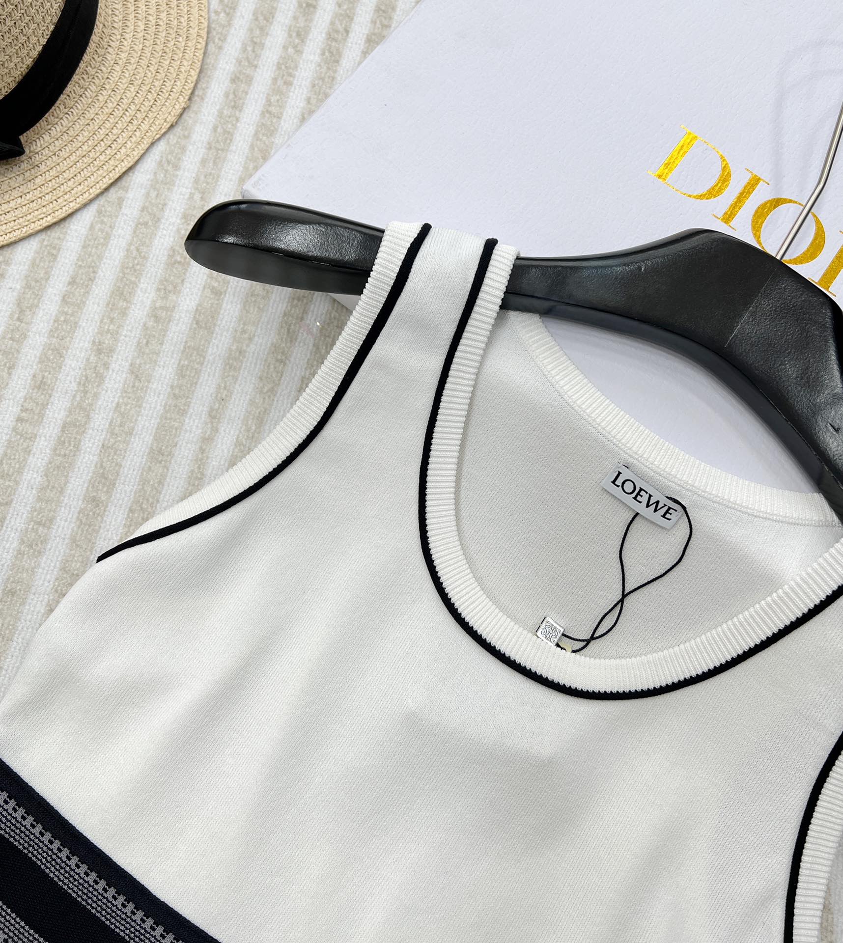 LOEWE经典字母织带运动背心翻单出货夏日衣橱里必不可少的单品就是背心啦!素净衬衫搭配运动背心，这种随意