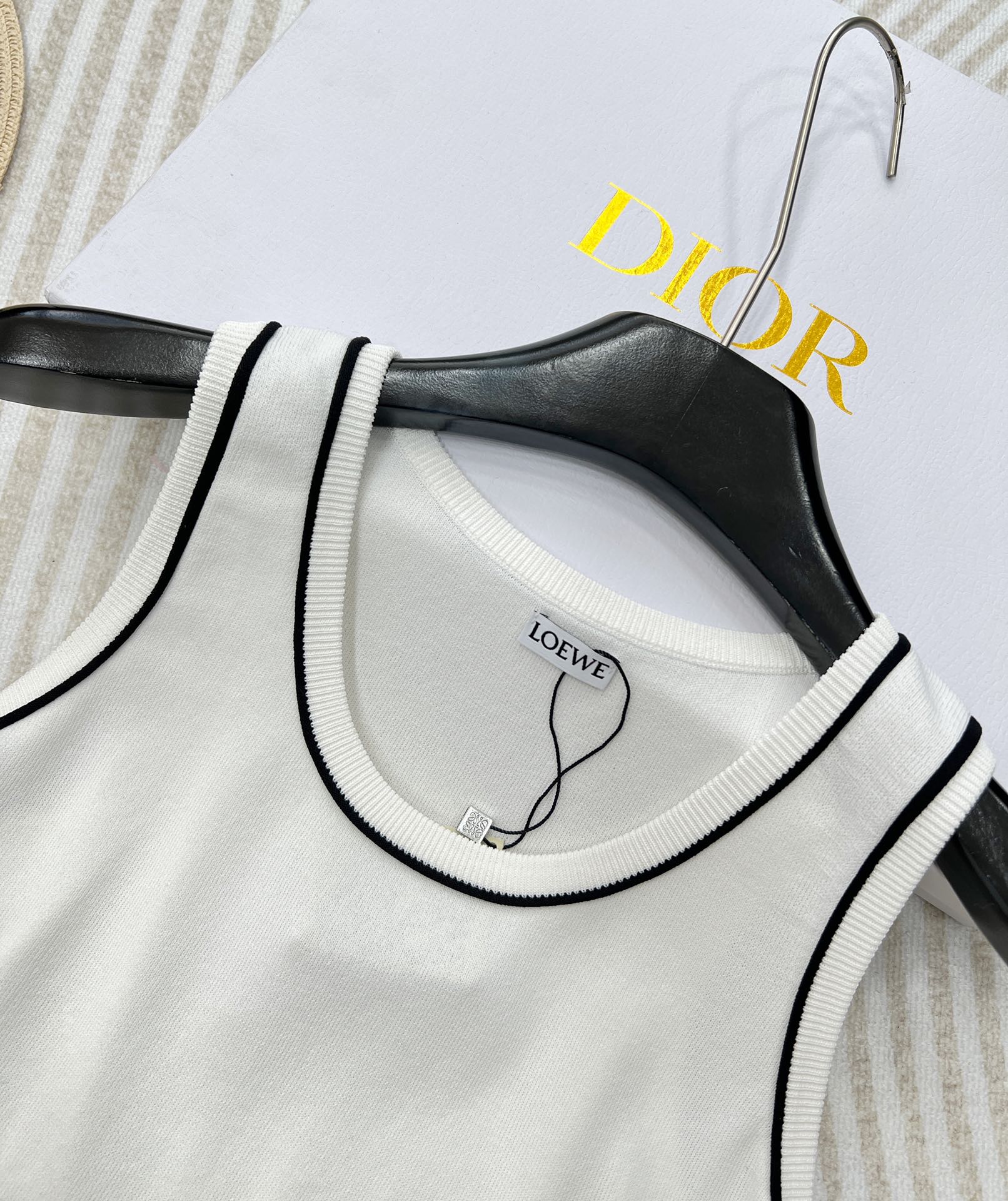 LOEWE经典字母织带运动背心翻单出货夏日衣橱里必不可少的单品就是背心啦!素净衬衫搭配运动背心，这种随意
