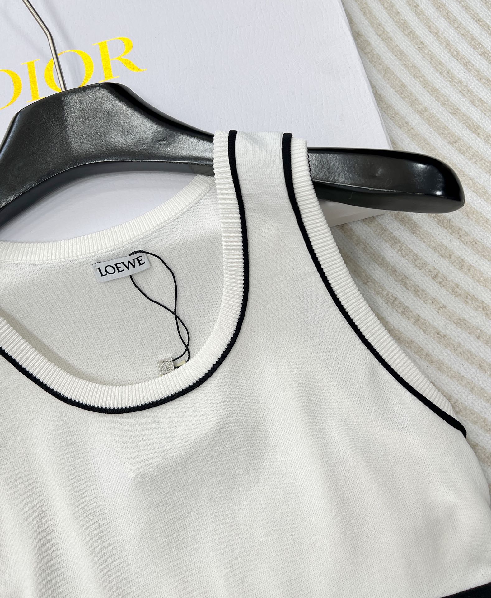 LOEWE经典字母织带运动背心翻单出货夏日衣橱里必不可少的单品就是背心啦!素净衬衫搭配运动背心，这种随意