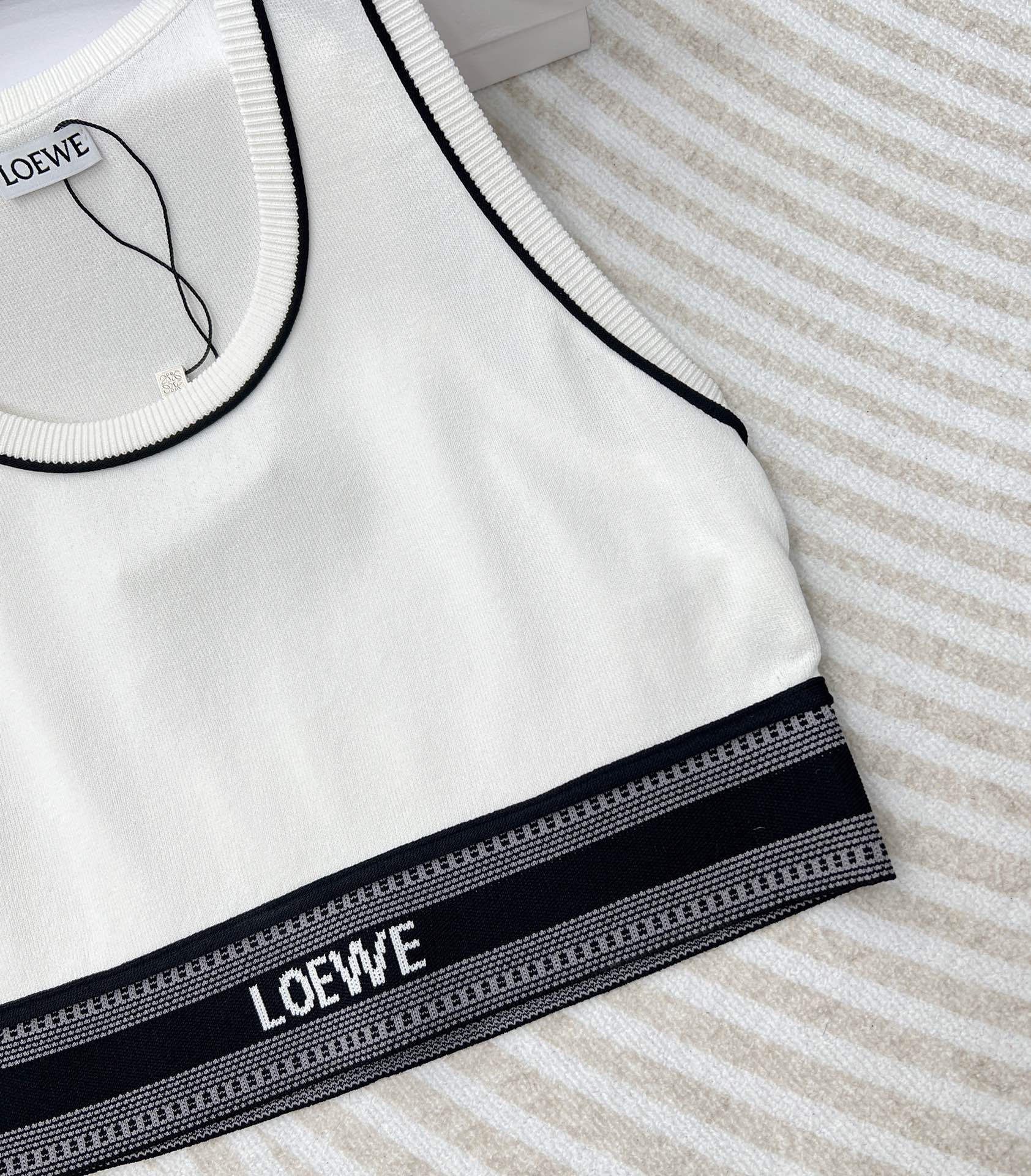 LOEWE经典字母织带运动背心翻单出货夏日衣橱里必不可少的单品就是背心啦!素净衬衫搭配运动背心，这种随意