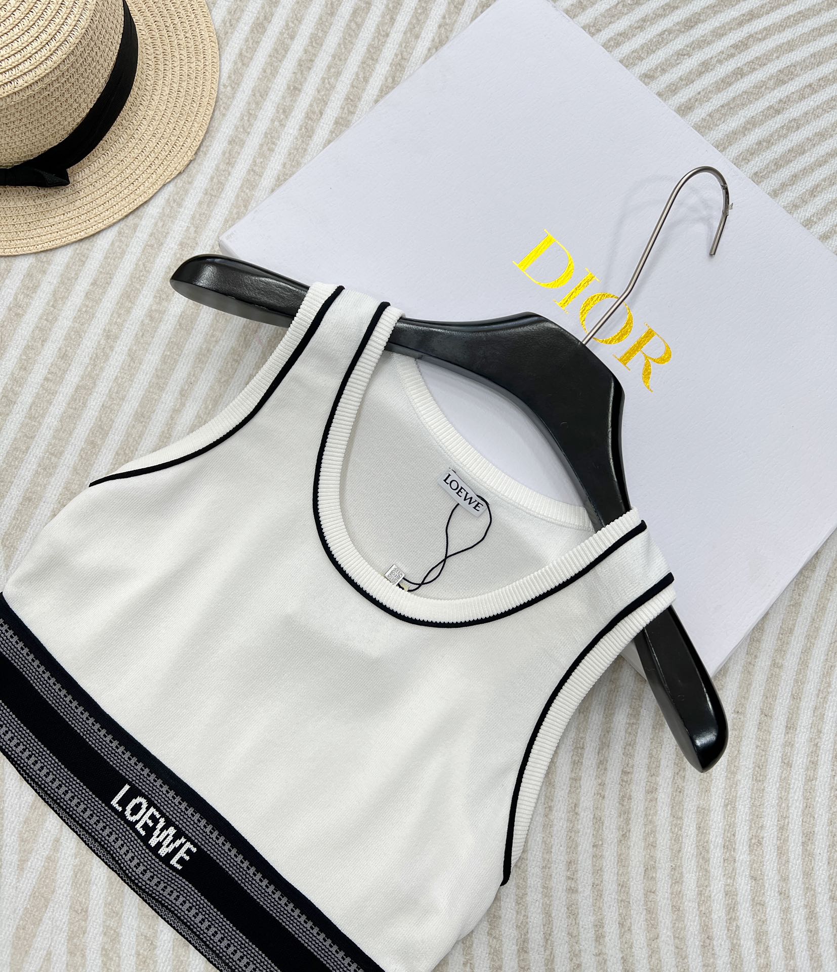 LOEWE经典字母织带运动背心翻单出货夏日衣橱里必不可少的单品就是背心啦!素净衬衫搭配运动背心，这种随意